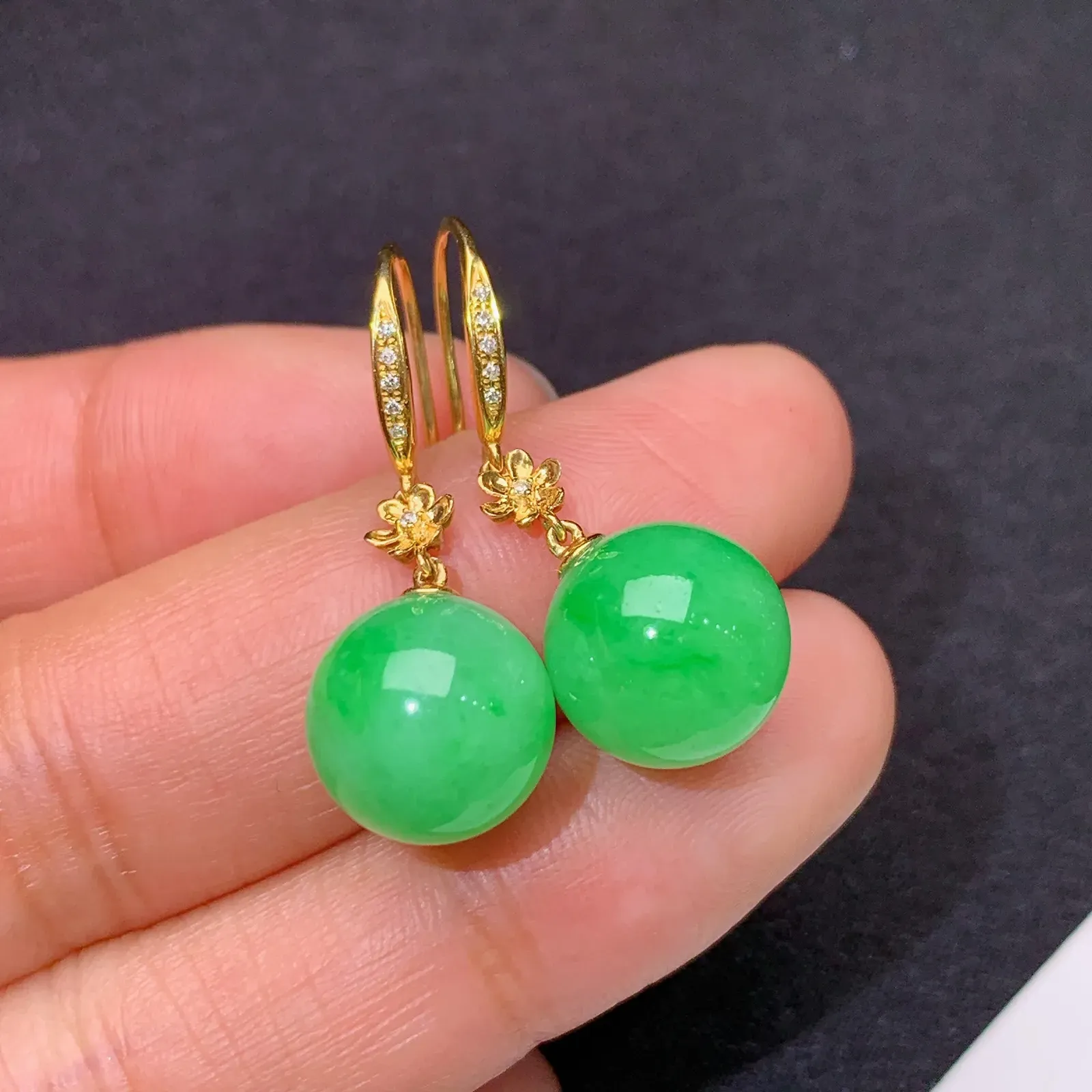 翠绿圆珠耳坠，款式优雅，18k金镶嵌，冰润色阳，玉质细腻，种水足 直径10.7