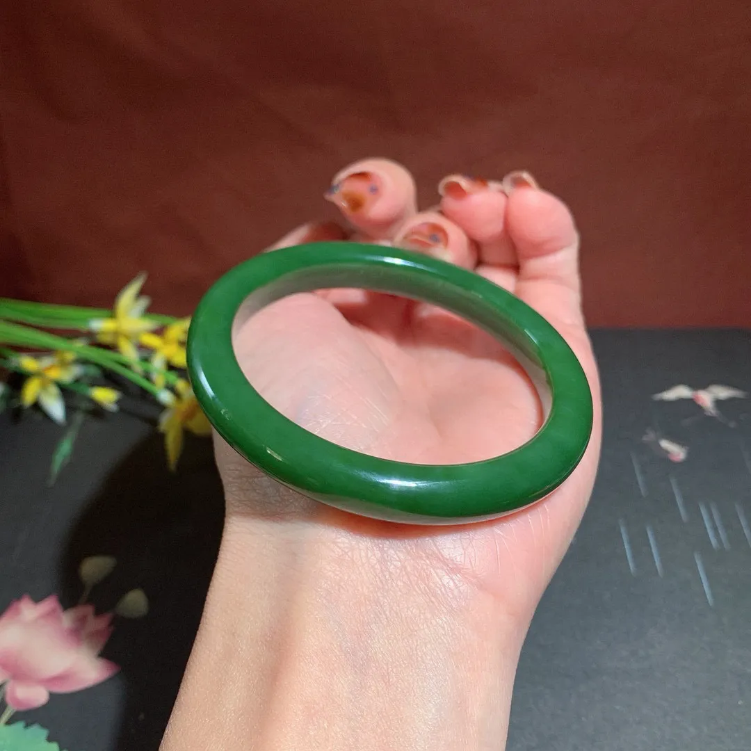和田玉57圈口菠菜绿碧玉手镯！玉质细腻油润 底色纯净 无裂无杂 脂粉好，品质高