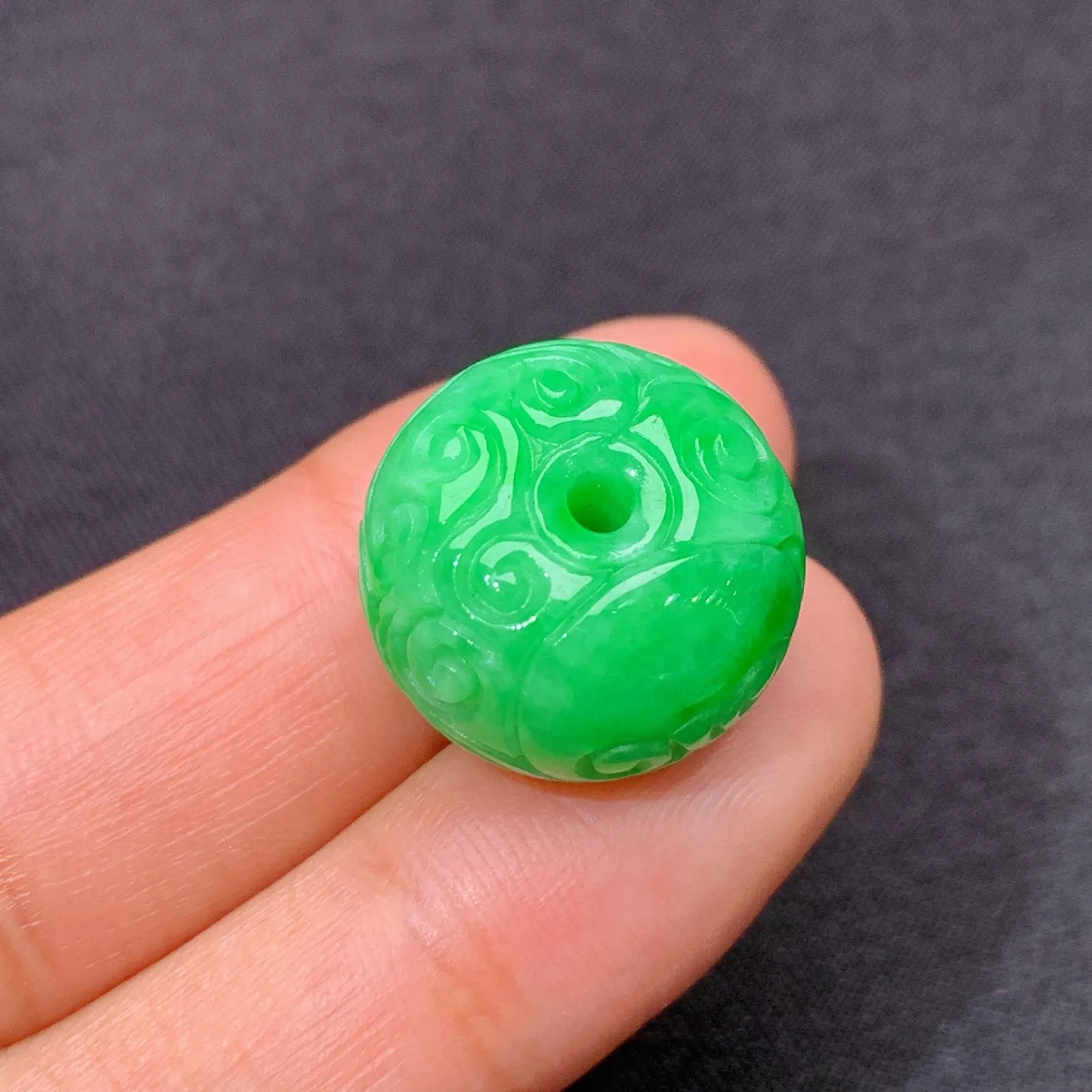 阳绿雕花平安扣，冰润色阳，玉质细腻，种水足 尺寸17*11.5