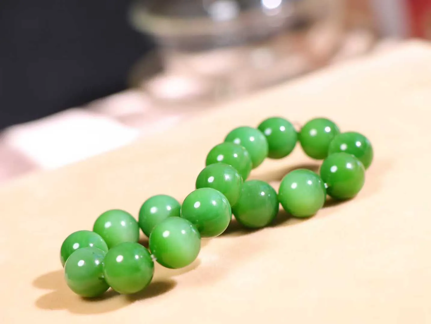 【珠圆玉润】

   精品和田玉碧玉猫眼手串，碧玉老料 带猫眼，玉质温润油润，珠子都散发着温润光泽，沉淀着优雅。佩戴它，感受时光的静谧与从容，彰显不凡品味。
重45.3克  尺寸取一11.8mm  O18822208113