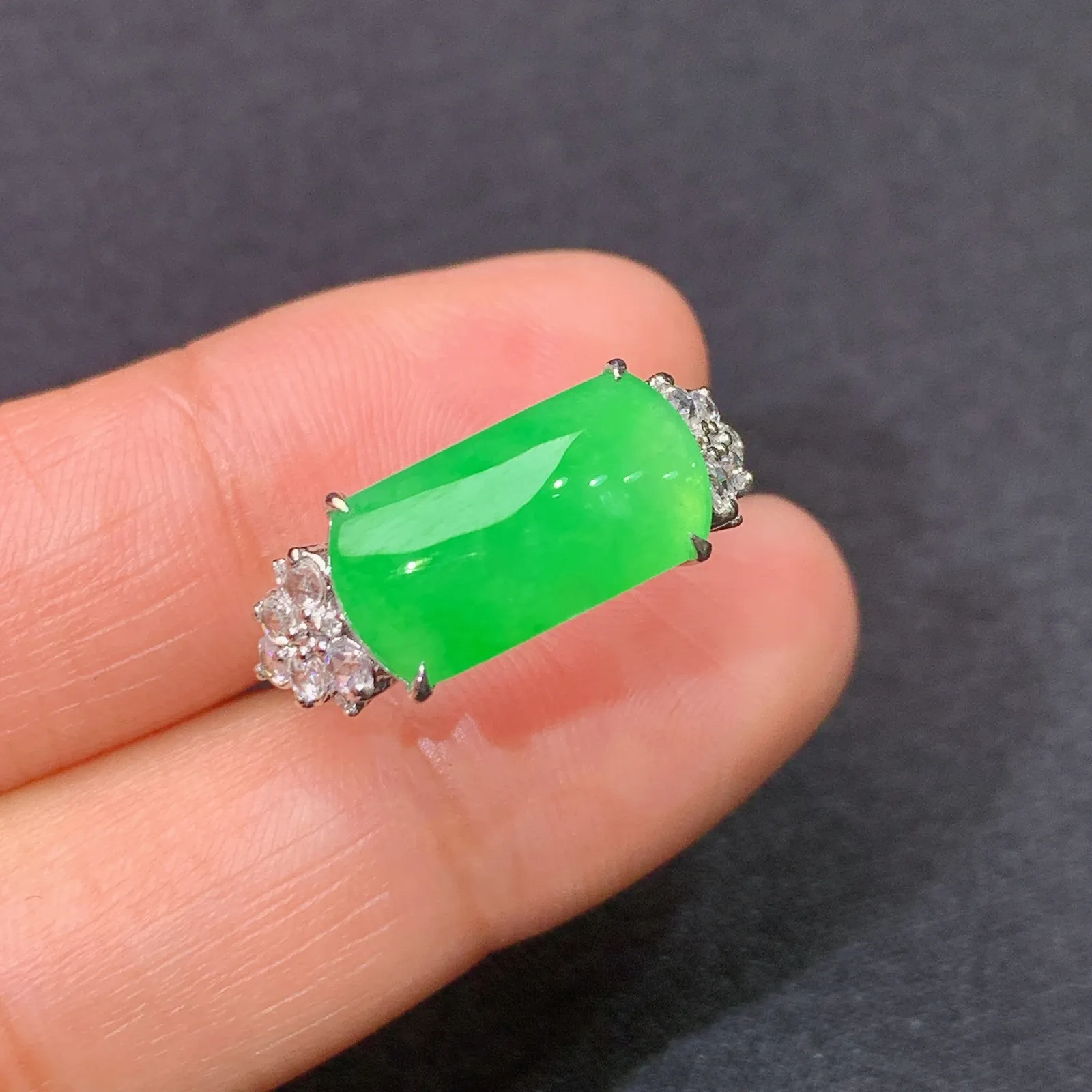 阳绿马鞍戒指，款式优雅大气，18k金镶嵌，冰润色阳，种水足 圈口15 裸石13.9*7.1*3