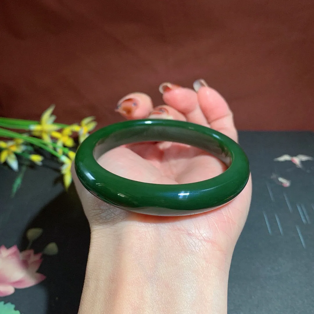 和田玉55圈口菠菜绿碧玉手镯，玉质细腻油润 底色纯净 无裂无杂 脂粉好，品质高