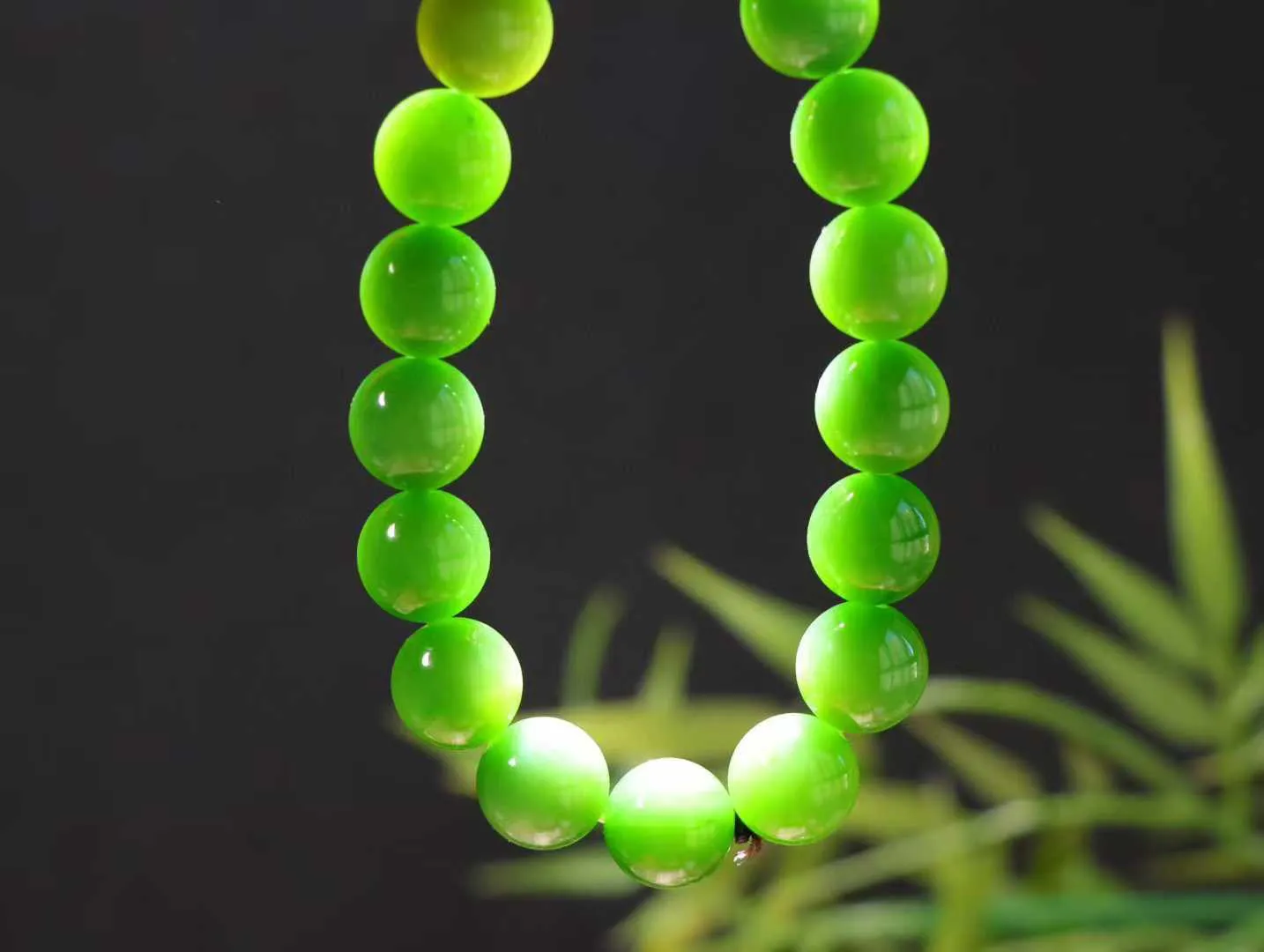 【珠圆玉润】

   精品和田玉碧玉猫眼手串，碧玉老料 带猫眼，玉质温润油润，珠子都散发着温润光泽，沉淀着优雅。佩戴它，感受时光的静谧与从容，彰显不凡品味。
重45.3克  尺寸取一11.8mm  O18822208113