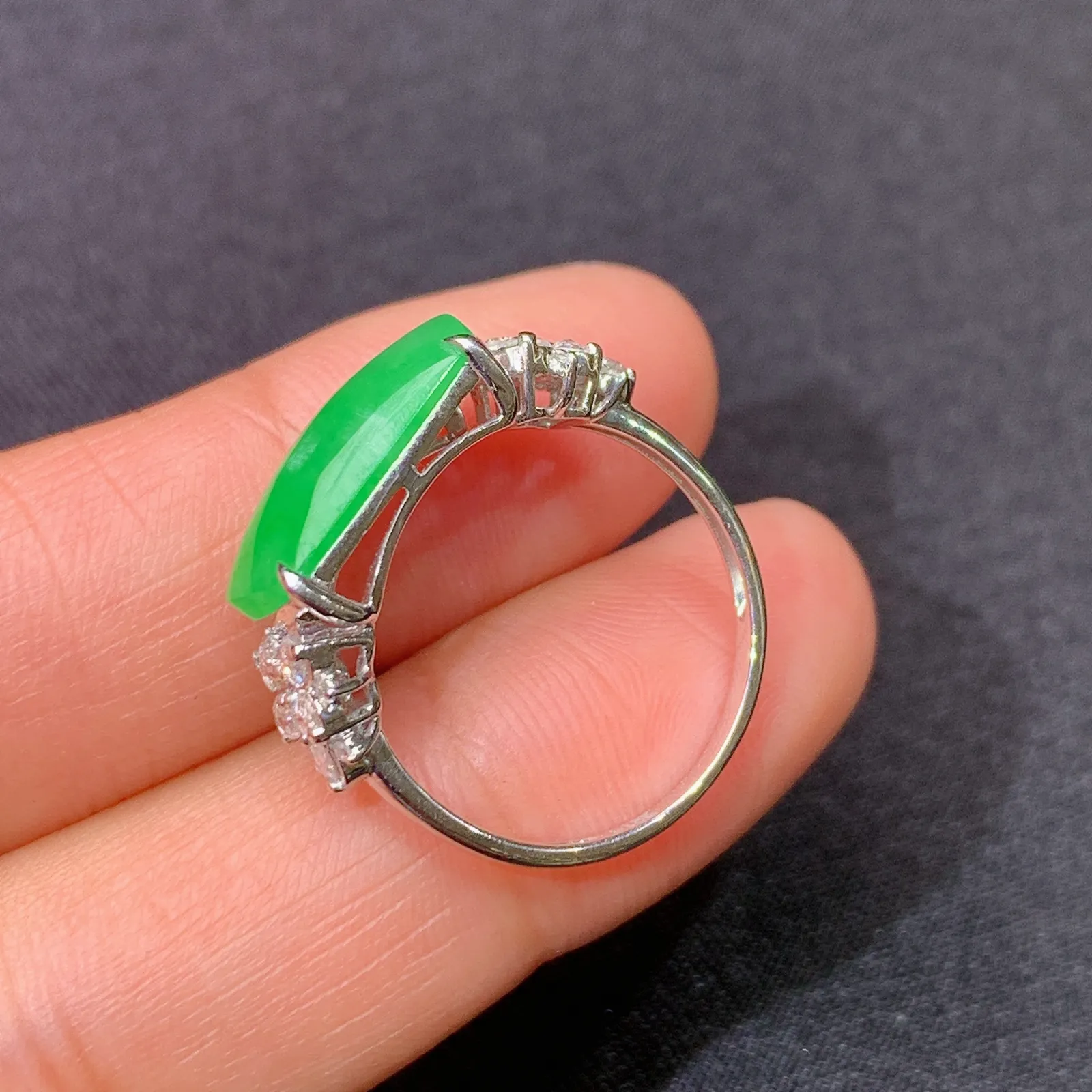 阳绿马鞍戒指，款式优雅大气，18k金镶嵌，冰润色阳，种水足 圈口15 裸石13.9*7.1*3