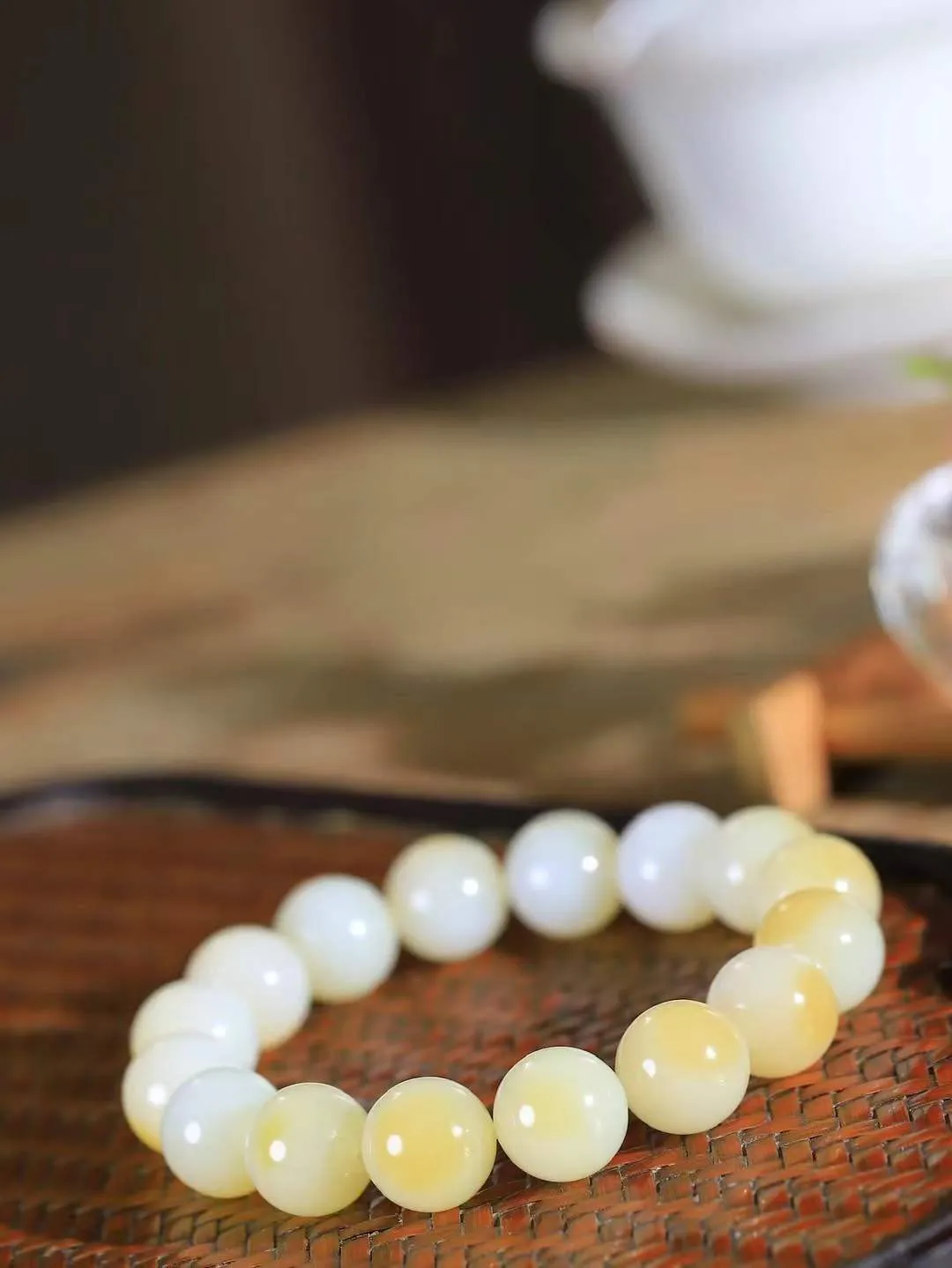 【珠圆玉润.手串】

精品和田玉糖白玉珠圆玉润手串 玉质温润细腻  整串打磨圆润，佩戴舒适。珠珠落玉盘，间关莺语花底滑，一生美好时光，无论身在何处，都有它相伴相守。事事顺遂，幸福美满，吉祥如意。重50.5克 尺寸取一12.1mm FDL-161102713