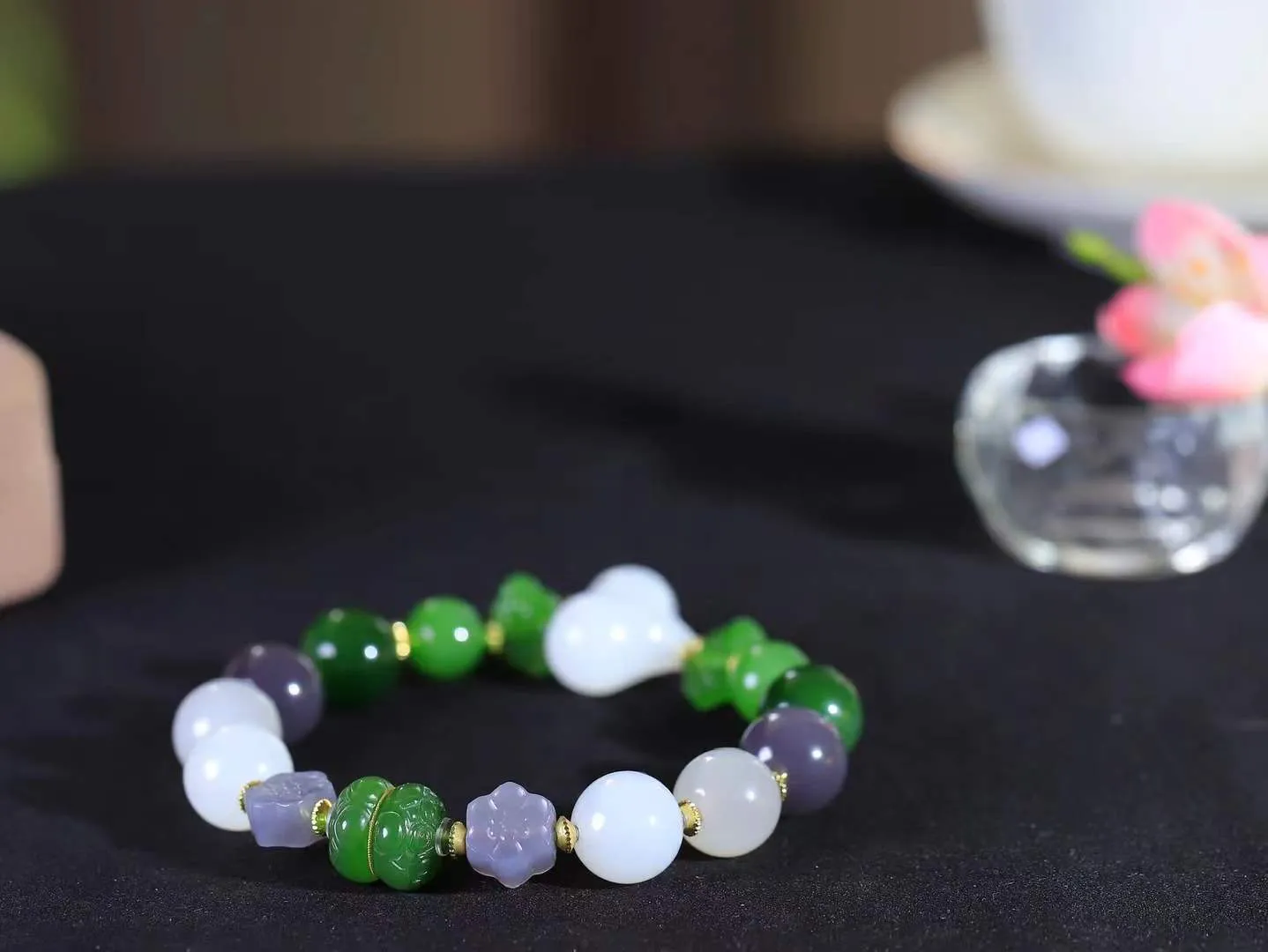 【福运相伴.多宝手串】

货头精选 和田玉多宝圆珠手串，每一颗玉石都凝聚自然的灵气与岁月的沉淀，寓意