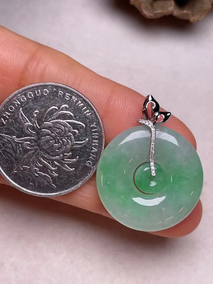 冰糯种飘绿平安扣吊坠、真金真钻镶嵌，种水好，玉质细腻 .裸石尺寸 23.3*3.9