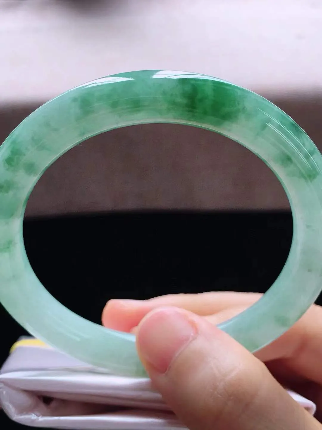 【翡翠名称】老种冰飘花55.2圈口圆条翡翠手镯
【翡翠尺寸】55.2*9*8.8mm适合55.2-5