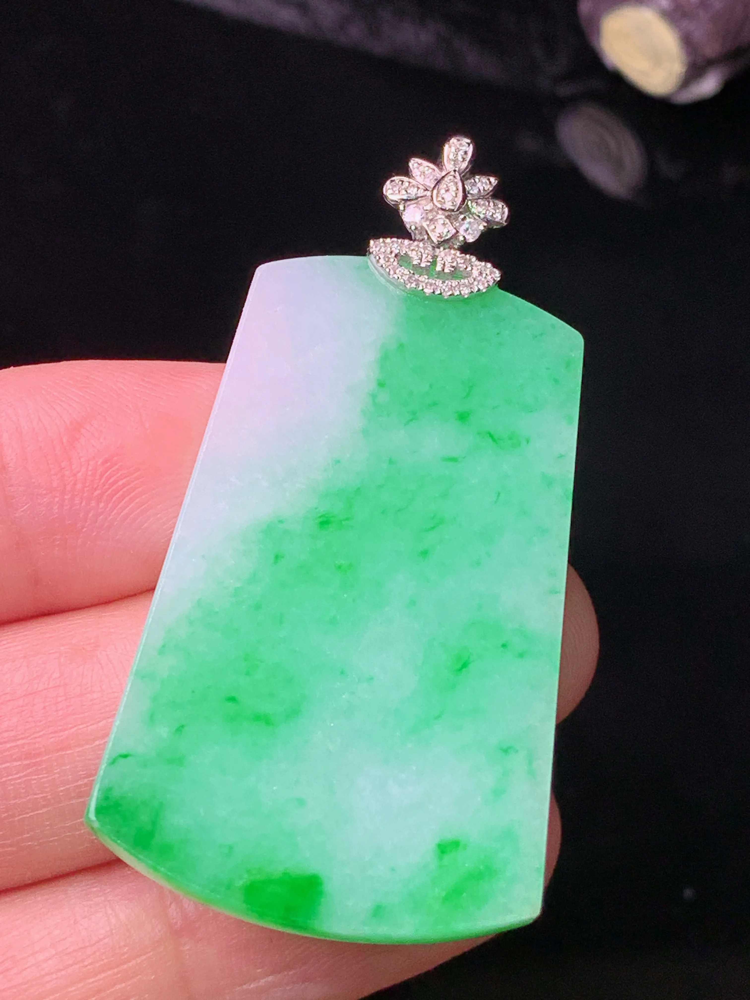 18k金钻镶嵌翠绿无事牌吊坠 玉质细腻 色泽艳丽清新 整体尺寸47.6*24.2*3.7