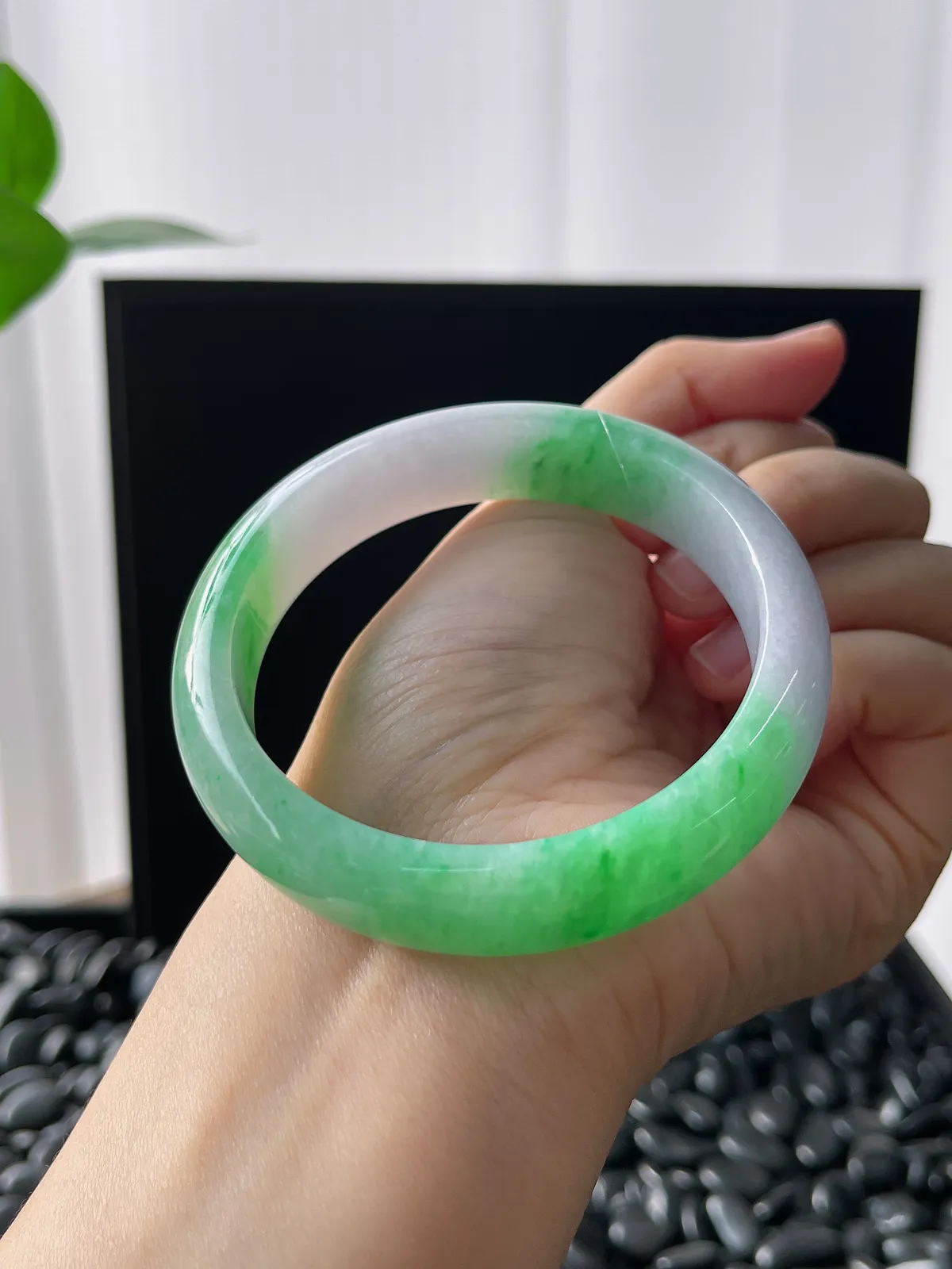 正圈57.8圈口，翡翠糯化种飘绿手镯