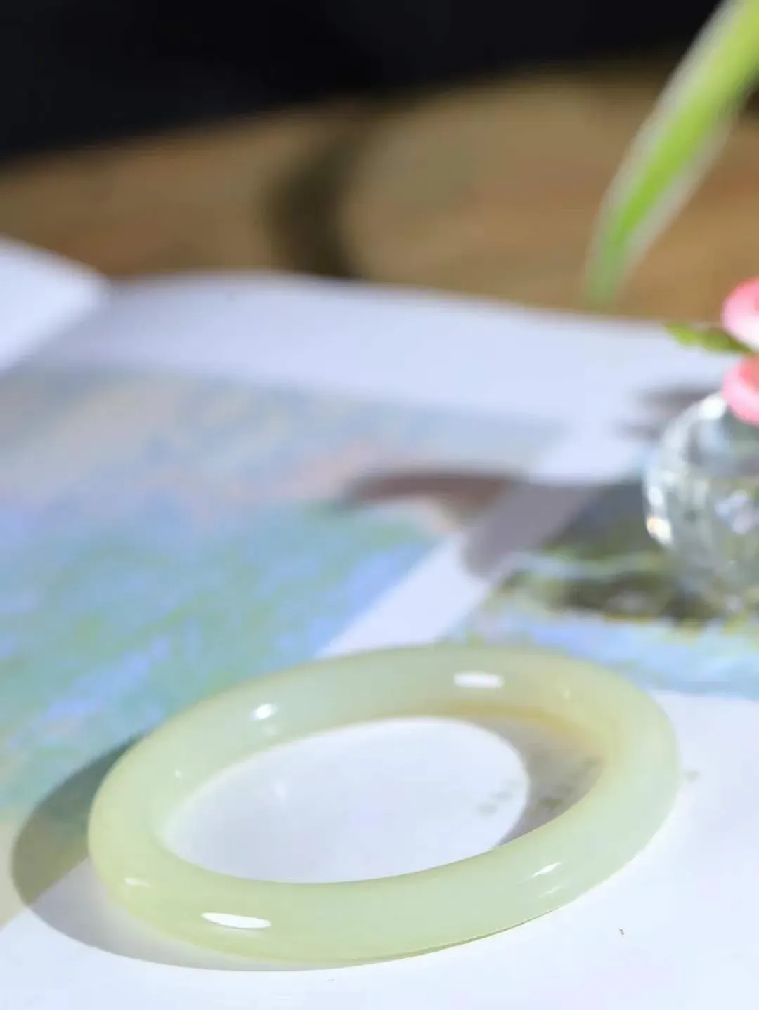 【诗情画意.手镯】

精品和田玉糖白玉点墨手镯   细腻油脂,手感润滑。意韵飘渺，温雅细腻，工艺精