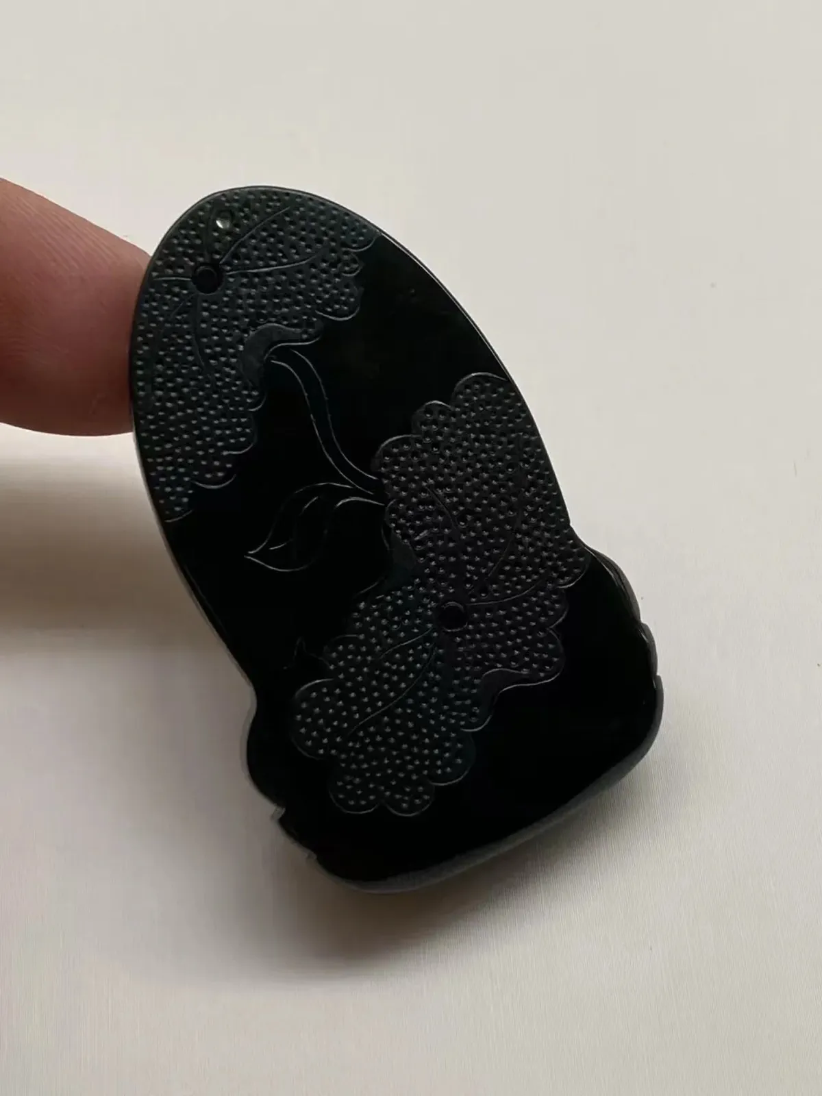 墨翠【素衣观音】细腻干净，黑度好，性价比高，雕工精湛，打灯透绿.