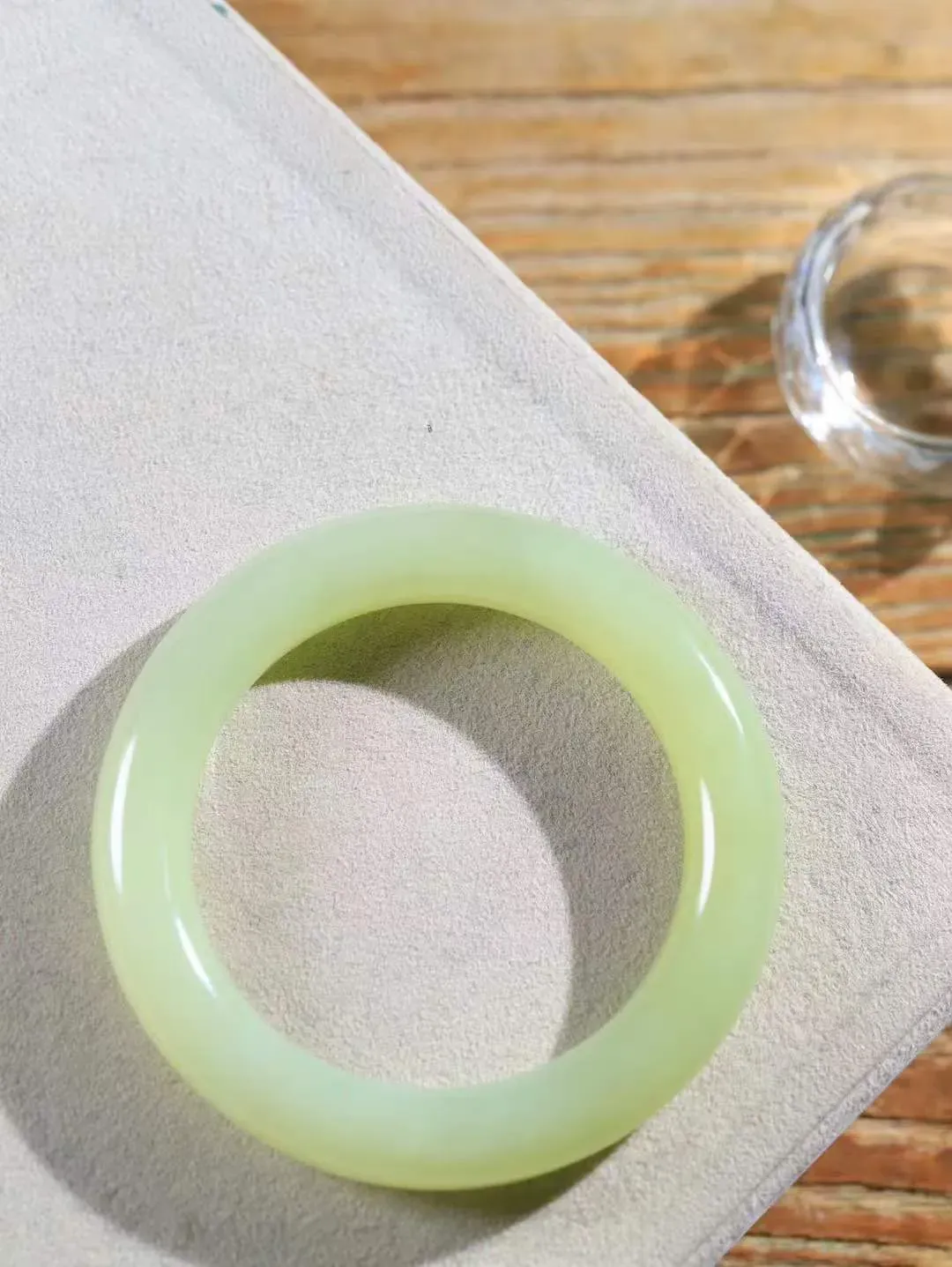 【玉佳人·手镯】

精品️和田玉浅黄口圆条手镯 ，玉质细腻油润，做工细致精美，端庄素雅，亭亭玉立，芊芊素手。芊芊素手，怎能忘镯？秀美圆条，更显婀娜。内径54.5mm 尺寸11.4-11.2mm重61.8克691102680A