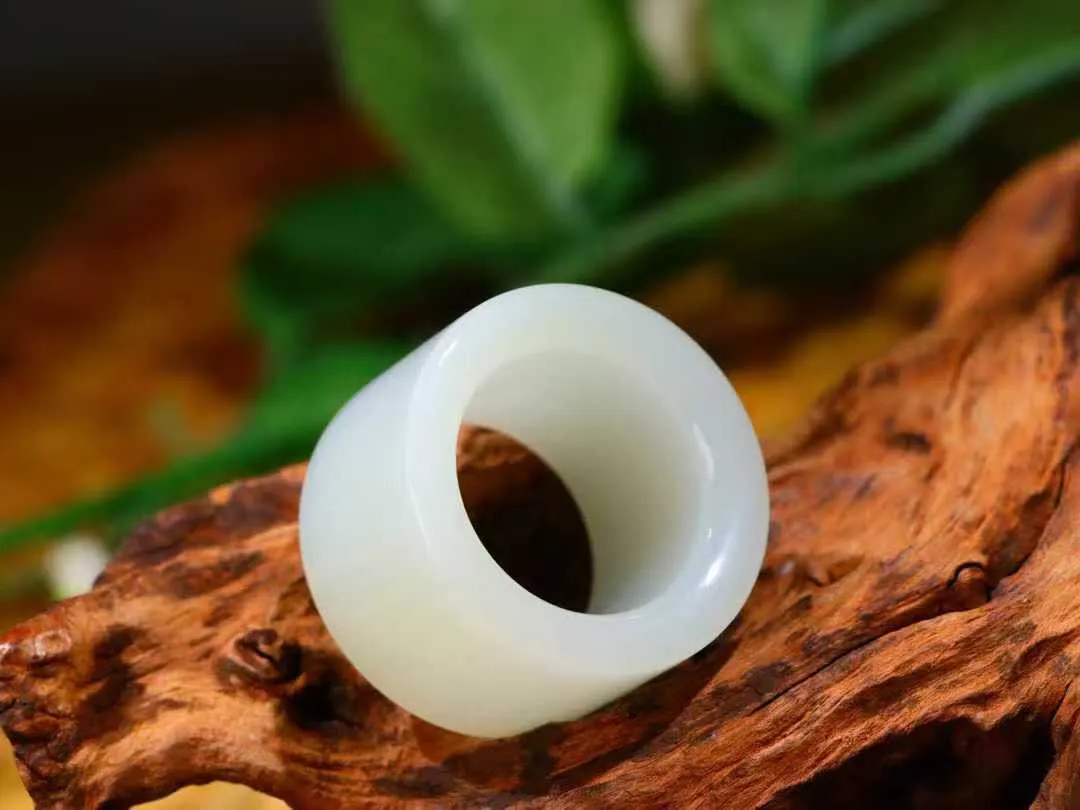 【大权在握】

羊脂玉扳指，玉质细腻油润，佩戴舒适大气。️器形圆润饱满，大气百搭，收藏、送礼、把玩、佩戴皆佳。

内径22.5尺寸22-5.5mm 重30克 36925823O