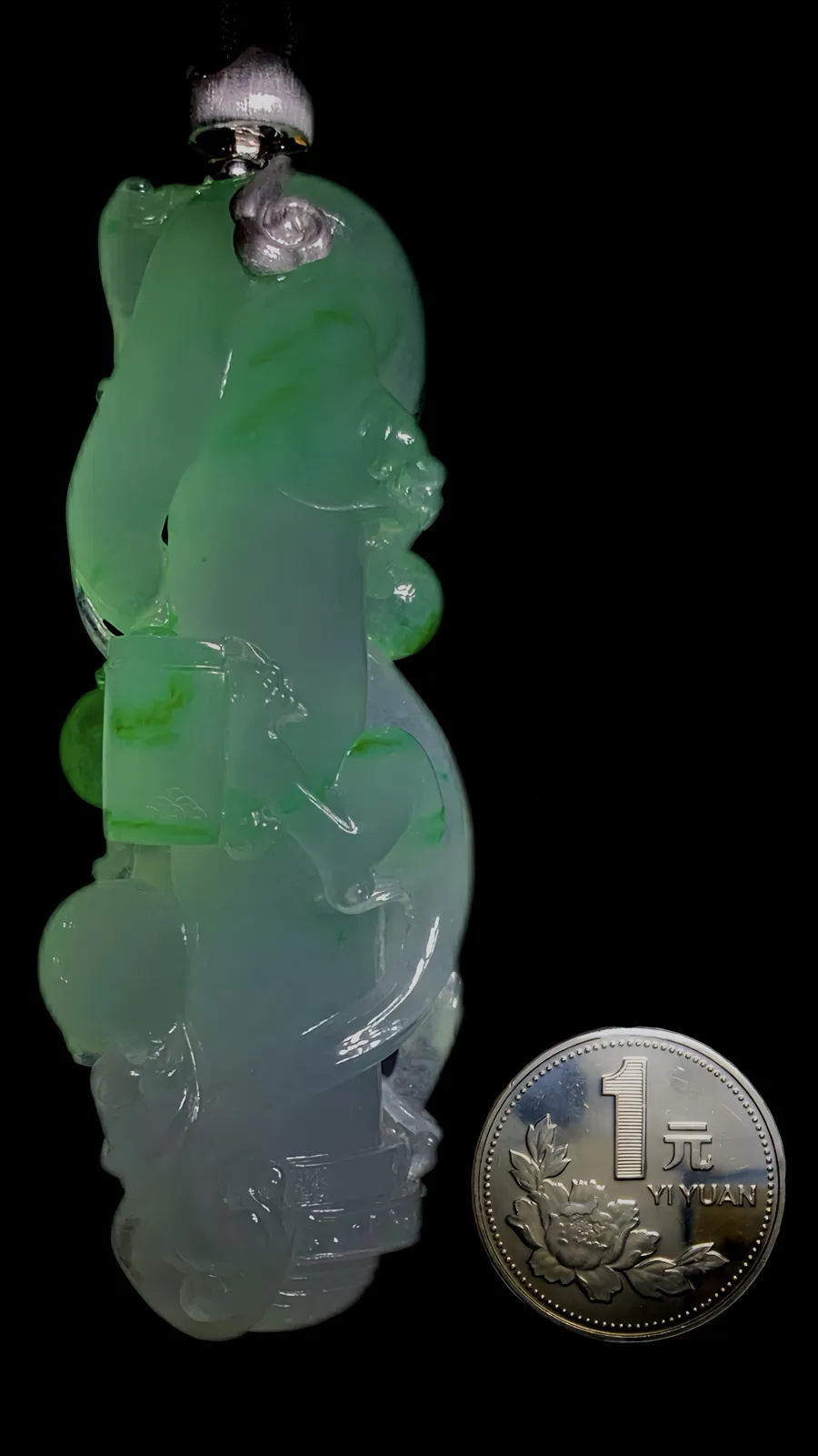 【龙马精神·盛世龙腾·神龙护主】，
老蒋玉雕艺术作品。
飘绿翡翠雕琢盘龙柱， 冰润质地如春水漾波，翠色似枝头新绿晕染。龙身盘绕，于莹润间藏威严。 是自然馈赠的灵秀，也是匠人凝萃的匠心，佩于身，纳祥瑞，藏东方雅韵。
作品裸石87-33.5-20.5mm，18K金，南非钻，