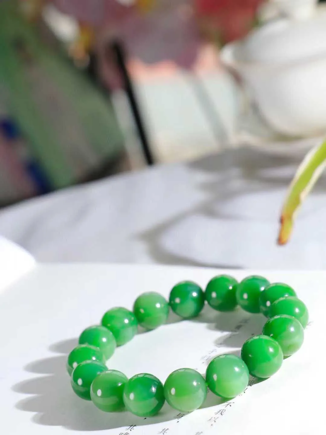 【腕间风华.手串】

精品和田玉碧玉圆珠手串，天然纯净，玉质细腻，圆润如珠，佩戴于腕间，尽显高贵气质