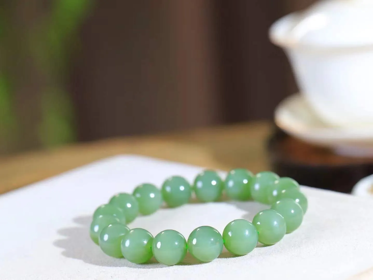 【珠圆玉润.手串】

精品和田玉碧玉珠圆玉润手串 玉质温润细腻  整串打磨圆润，佩戴舒适。珠珠落玉盘，间关莺语花底滑，一生美好时光，无论身在何处，都有它相伴相守。事事顺遂，幸福美满，吉祥如意。重46.1克   尺寸取一11.9mm   FDL-311142786