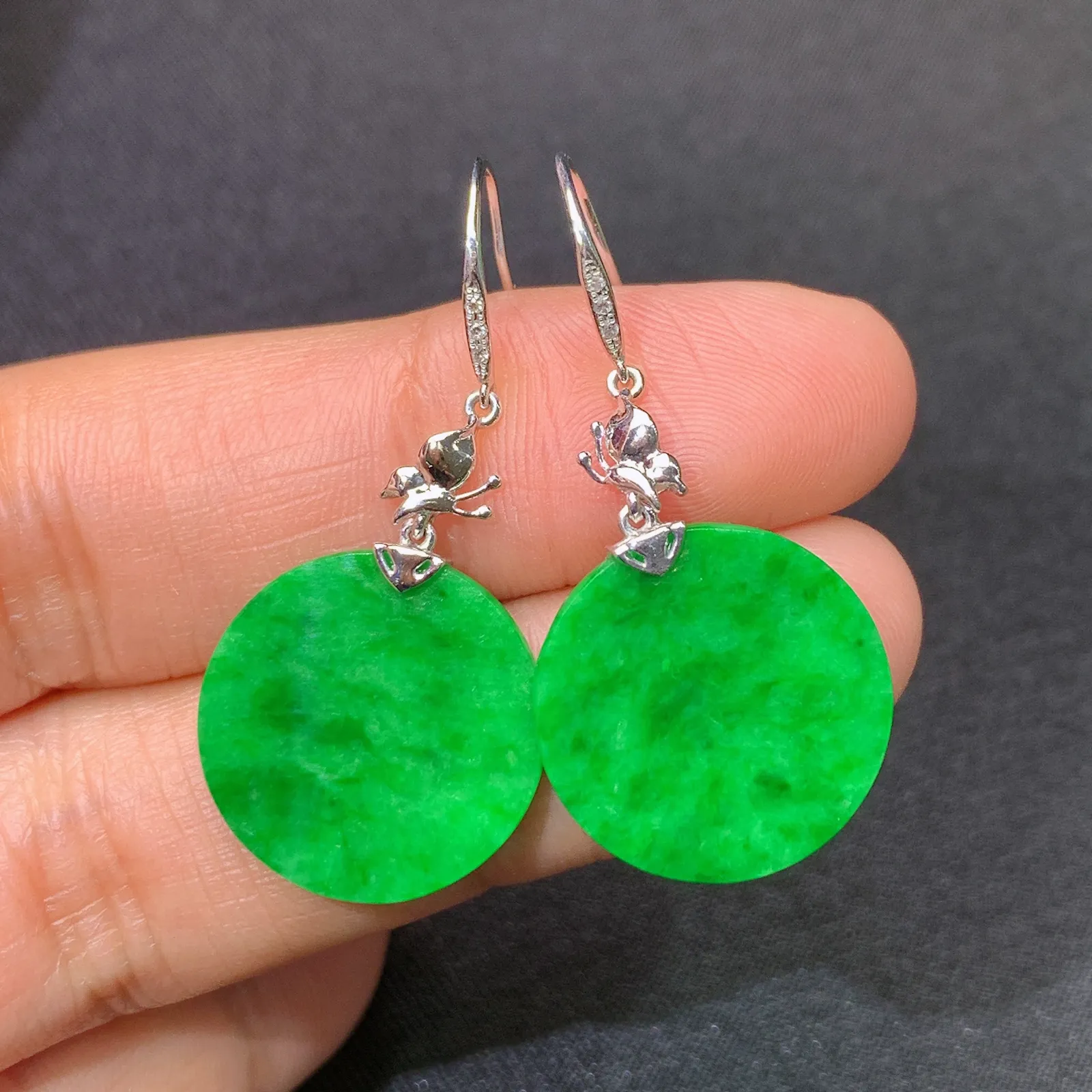 阳绿圆牌耳坠，18k金镶嵌，简约时尚，冰润色阳，种水足尺寸16.2*1.5