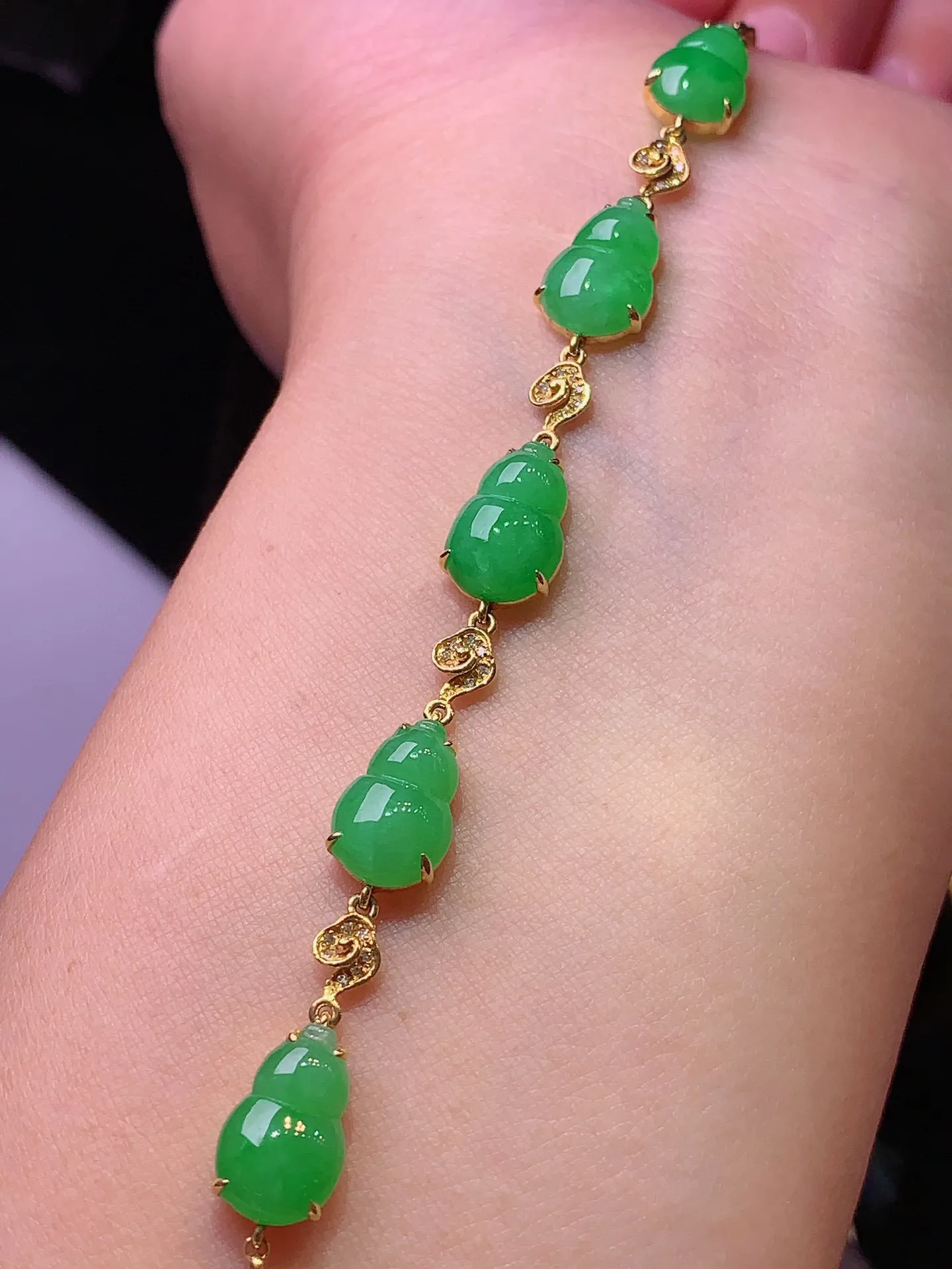 18k金钻镶嵌满绿葫芦手链 玉质细腻 色泽艳丽清新 整体尺寸90.8*7.3*5.2