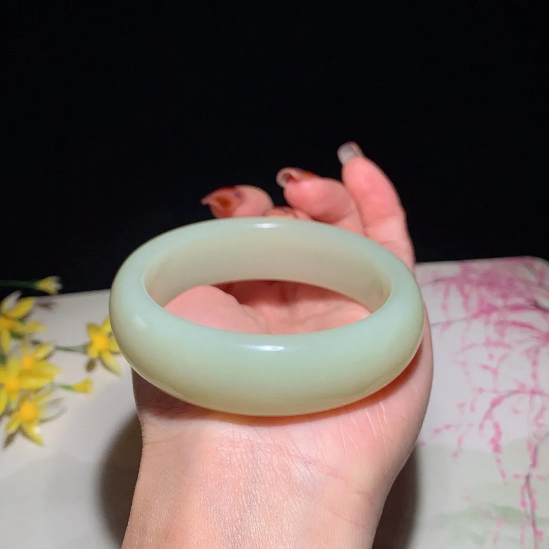 黄口料！和田玉57圈口黄口料宽版手镯，玉质细腻油润 底色纯净 无裂无杂 脂粉好，品质高！