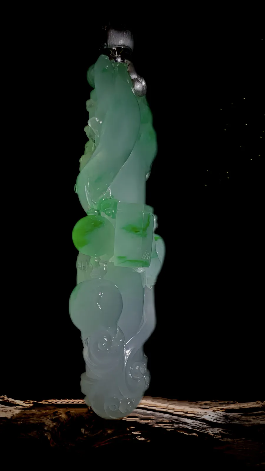 【龙马精神·盛世龙腾·神龙护主】，
老蒋玉雕艺术作品。
飘绿翡翠雕琢盘龙柱， 冰润质地如春水漾波，翠色似枝头新绿晕染。龙身盘绕，于莹润间藏威严。 是自然馈赠的灵秀，也是匠人凝萃的匠心，佩于身，纳祥瑞，藏东方雅韵。
作品裸石87-33.5-20.5mm，18K金，南非钻，