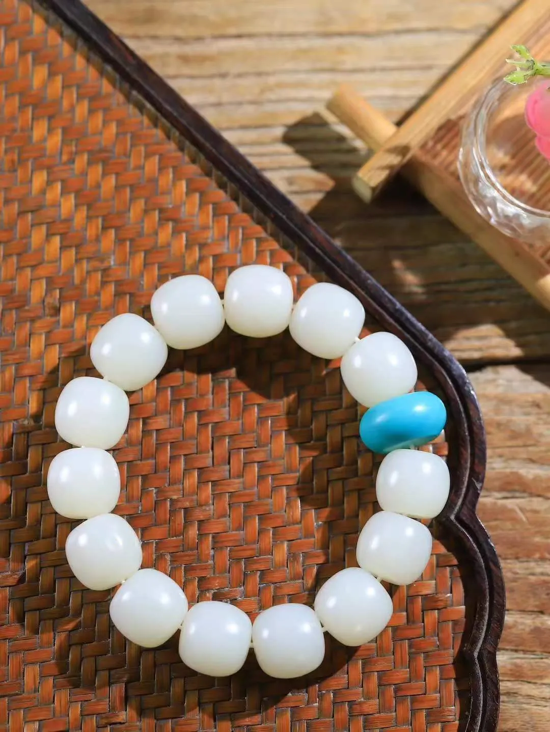 （老型珠.手串）

新疆和田籽料老型珠手串，玉质细腻油润 饱满光滑 质朴无华，悠远简单，人心境界远，百世修炼深，心灵常驻善意持，觉悟人生百世修。重83.8克    尺寸取一14.3-15mm    541102731L