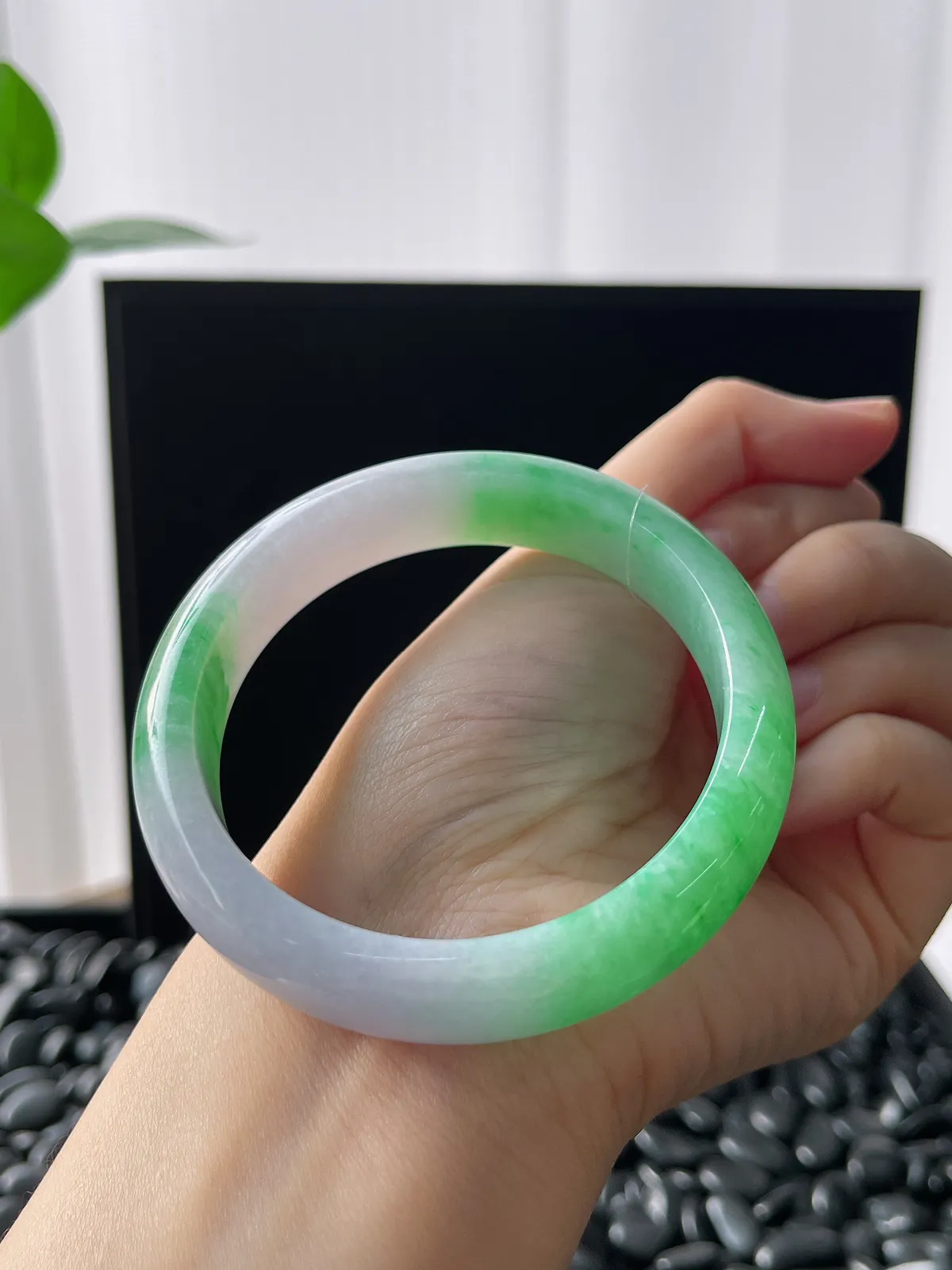 正圈57.8圈口，翡翠糯化种飘绿手镯