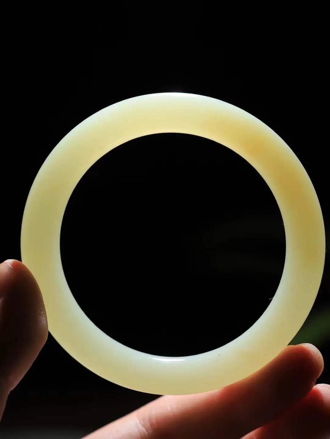 【诗情画意.手镯】

精品和田玉糖白玉点墨手镯   细腻油脂,手感润滑。意韵飘渺，温雅细腻，工艺精湛，️氤氲诗意的美跃然于手腕之间，给人以出尘的风雅，优美脱俗，气质非凡。重41克 内径55mm尺寸8.8-9.6mm  221102600A