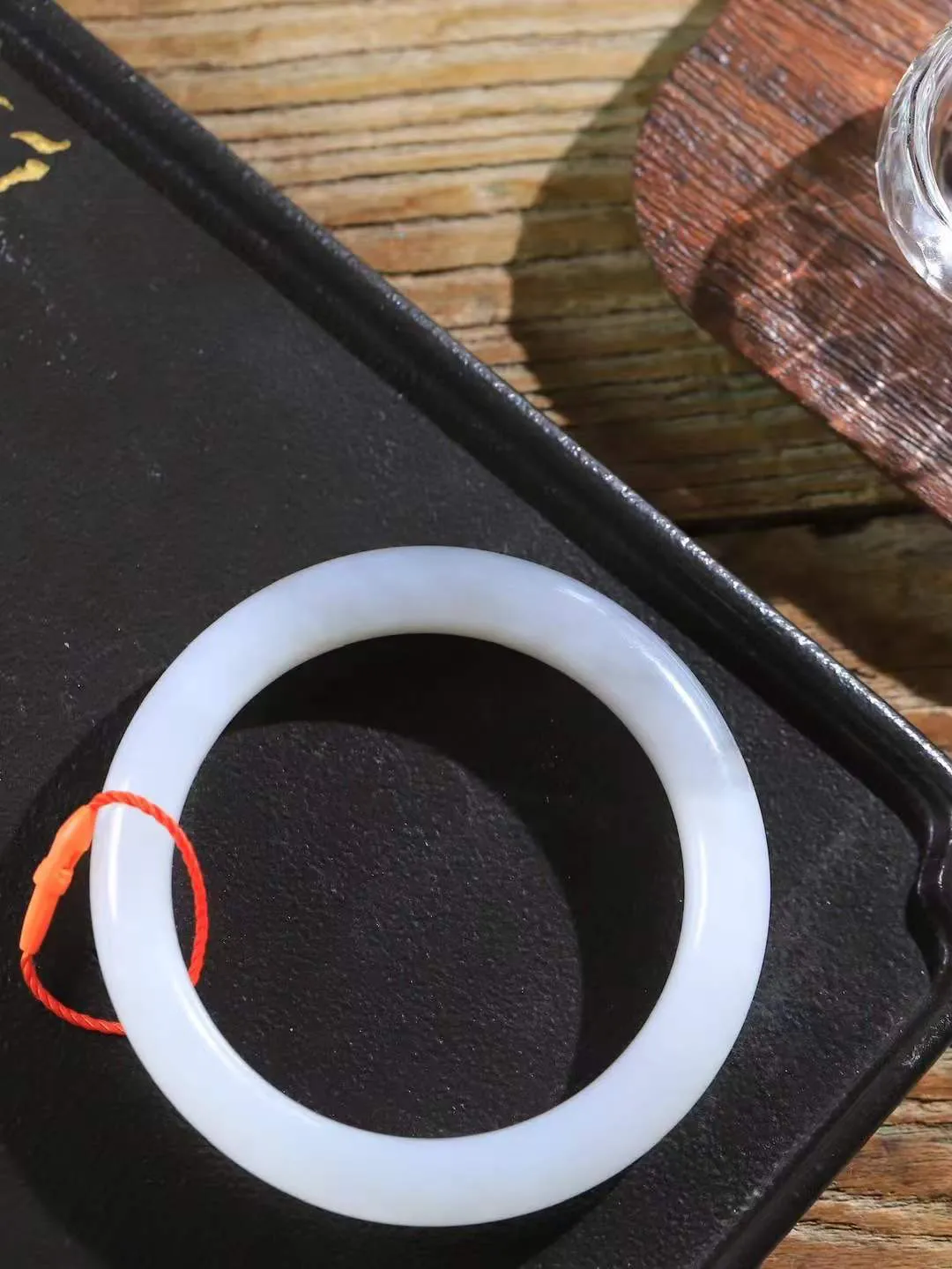 【婉约佳人.手镯】

精品️和田玉白玉烟紫双色手镯 玉质温润细腻 油性十足 手感舒适，高华雅逸，线条流畅，简约大气，美自天成，素雅高贵。佩戴于腕间，婉约之美，举手投足间透出那份低调奢华。重56.4克 内径57mm  尺寸11.8-9.1mm   FDA-111102733