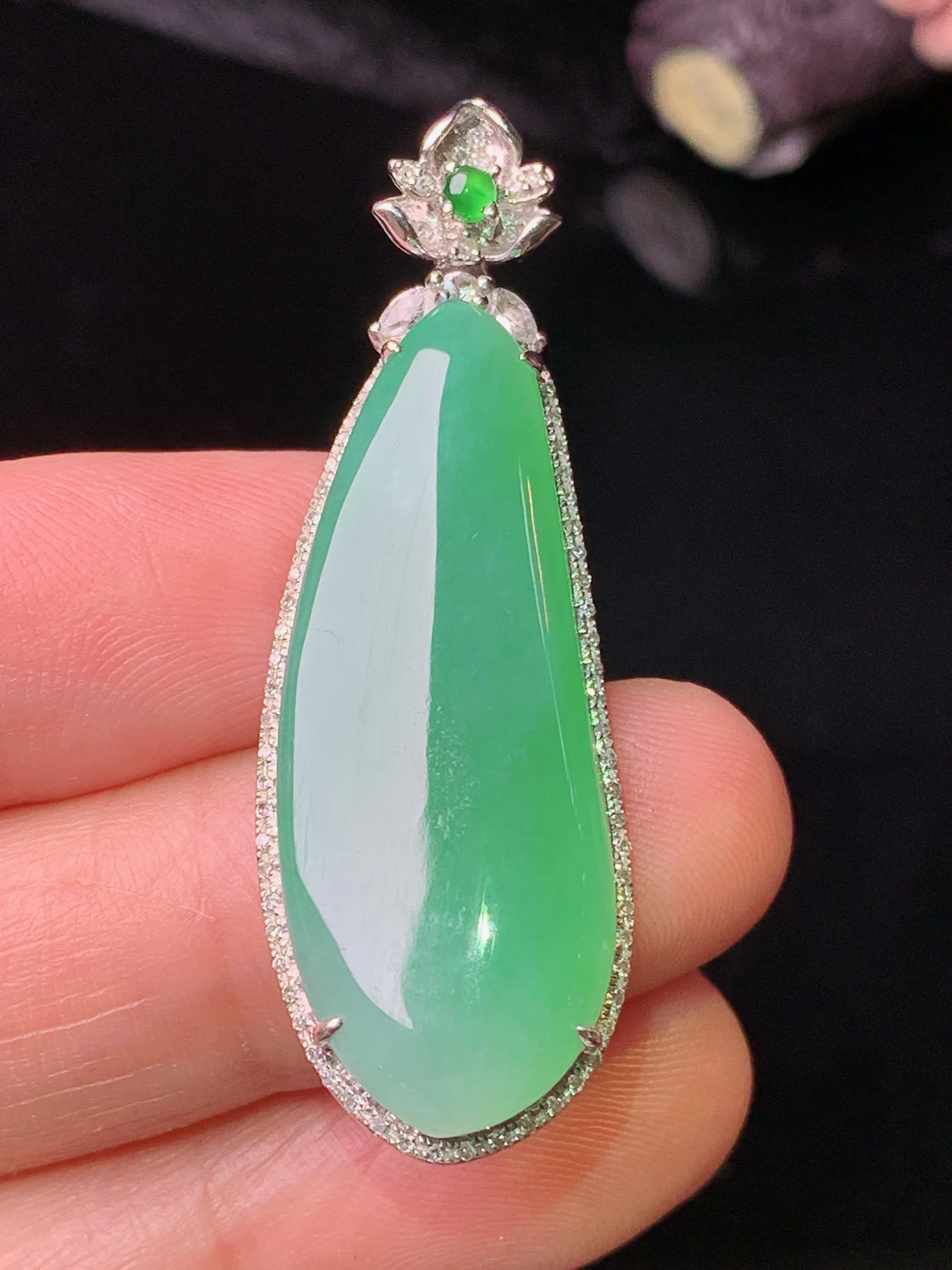 18k金钻镶嵌翠绿福瓜吊坠 玉质细腻 色泽艳丽清新 整体尺寸43.5*14.6*6.6