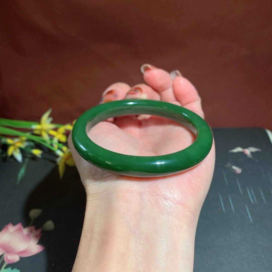 和田玉57圈口菠菜绿碧玉手镯！玉质细腻油润 底色纯净 无裂无杂 脂粉好，品质高
