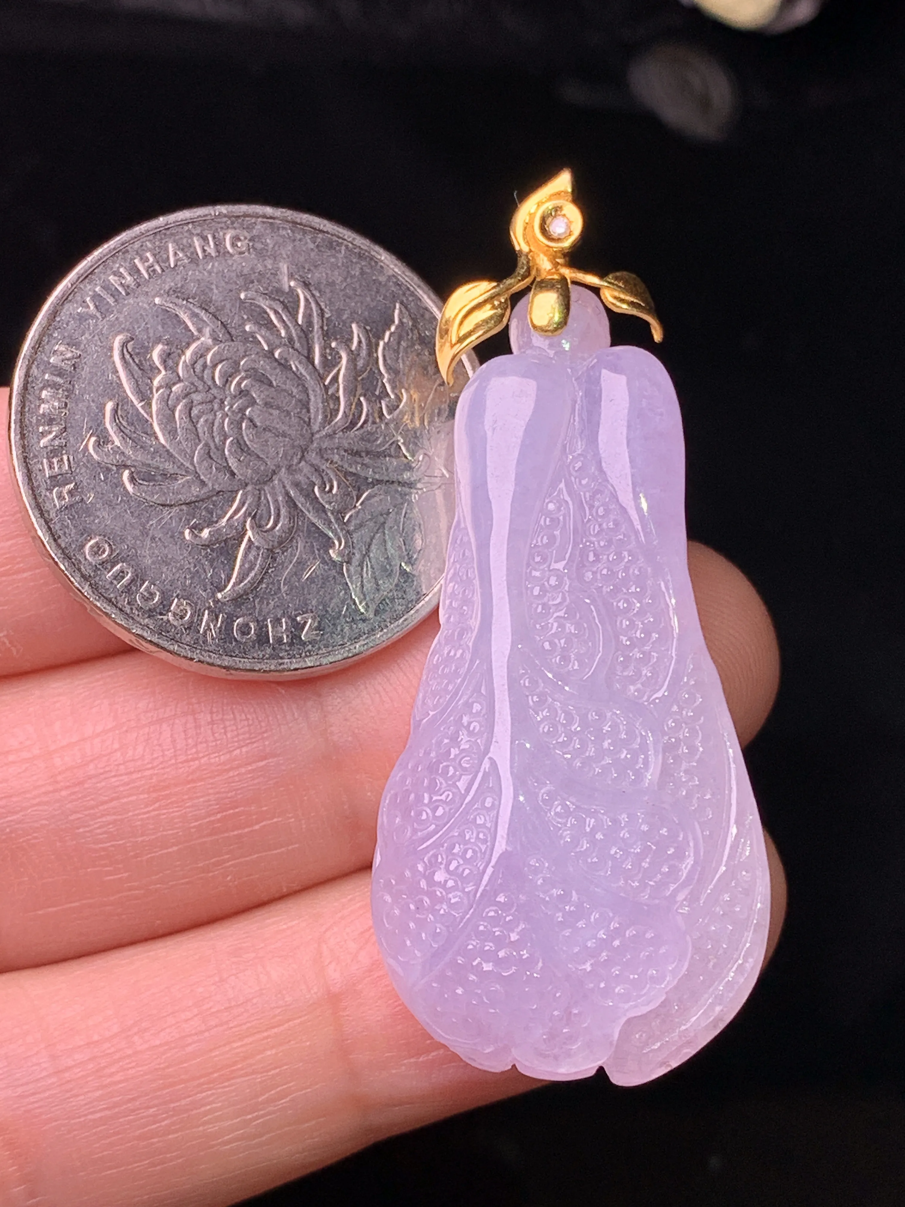 18k金钻镶嵌紫罗兰白菜吊坠 玉质细腻 色泽艳丽清新 整体尺寸45.5*19.2*8.7