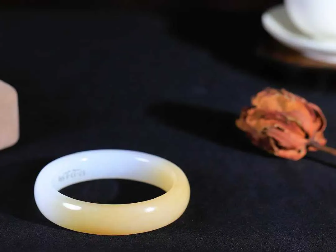 【暖玉生香·手镯】

精品️和田玉糖白玉手镯，质地油润细腻，色泽高贵典雅，镯型古朴典雅。在诗情画意