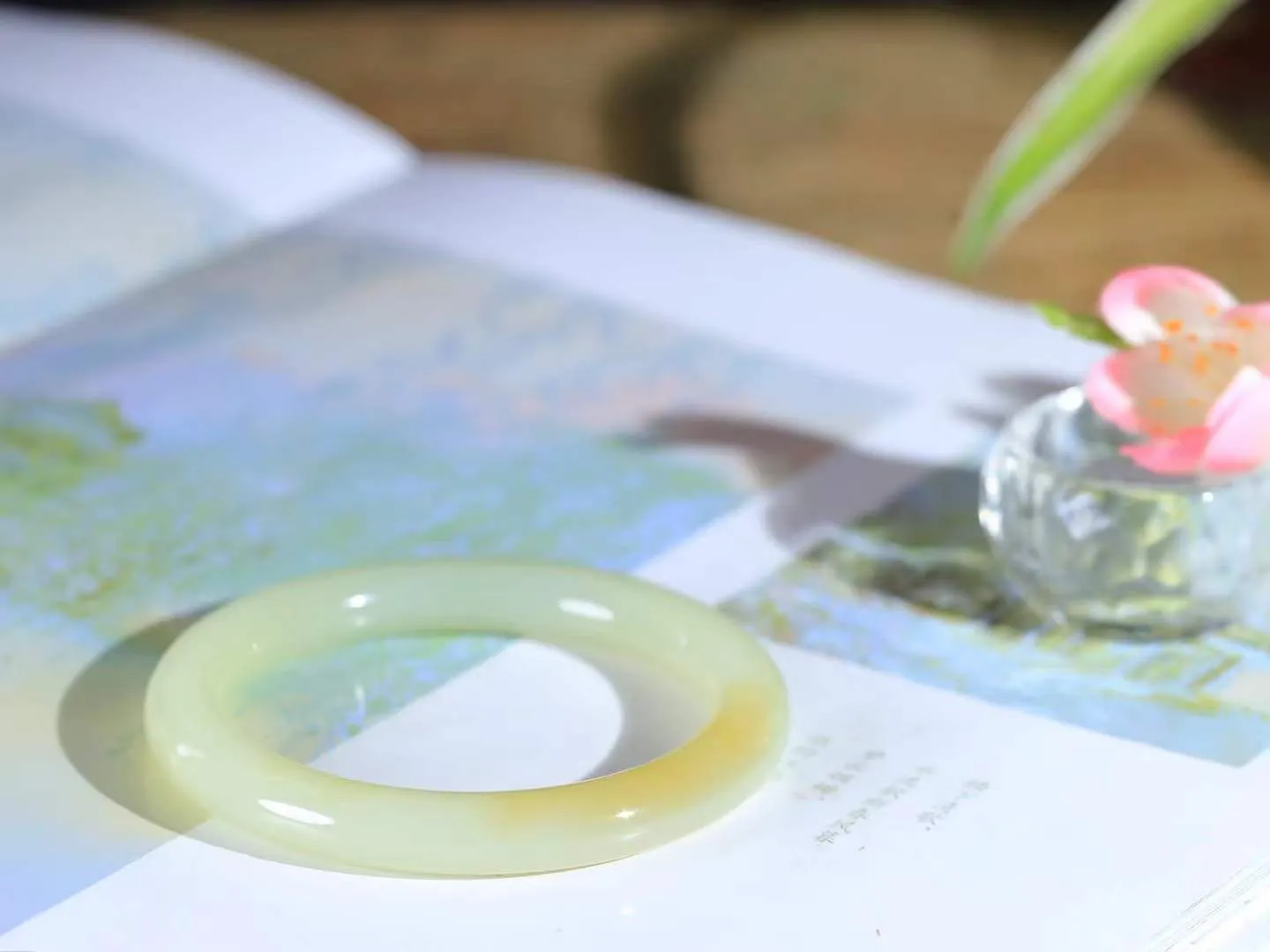 【诗情画意.手镯】

精品和田玉糖白玉点墨手镯   细腻油脂,手感润滑。意韵飘渺，温雅细腻，工艺精