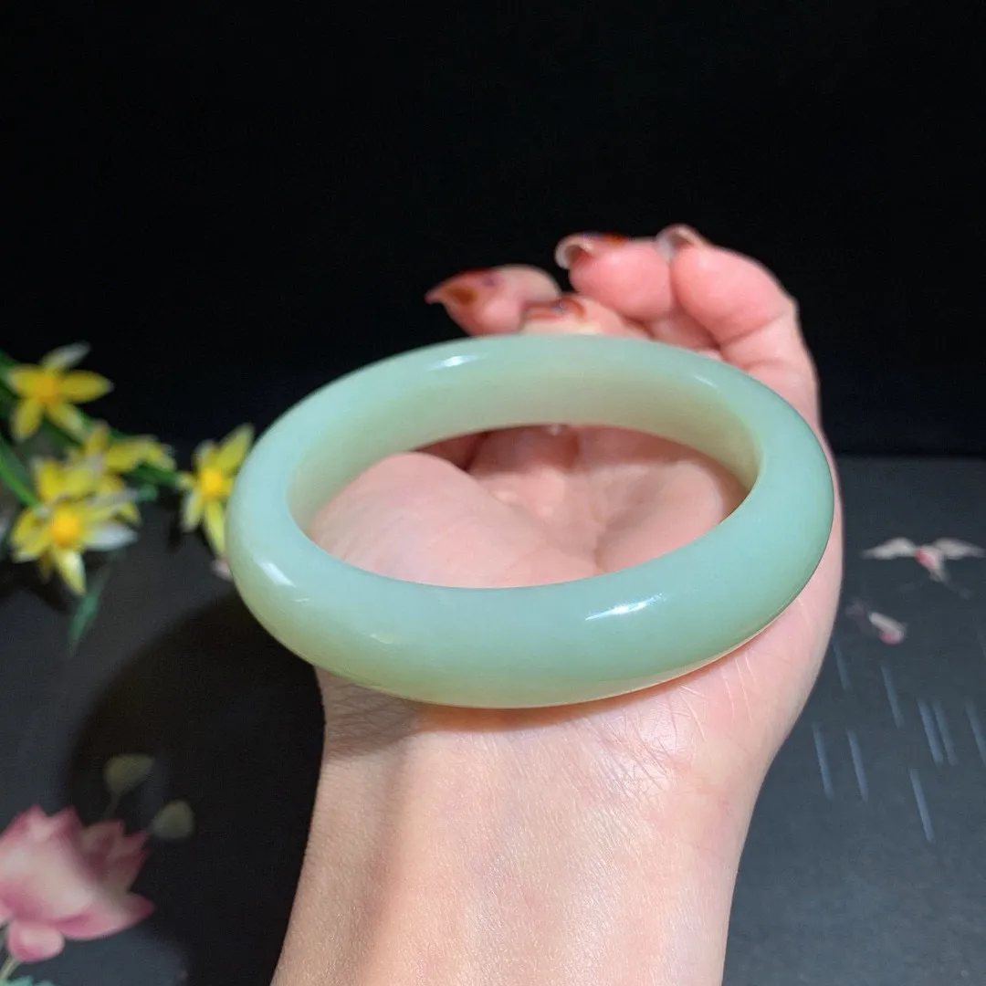 和田玉61圈口青白色手镯，玉质细腻油润 底色纯净 无裂无杂 脂粉好，品质好！