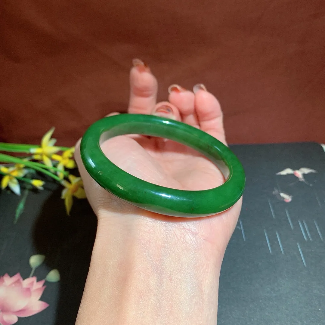 和田玉58.7圈口菠菜绿碧玉手镯！玉质细腻油润 底色纯净 无裂无棉 脂粉好，品质高