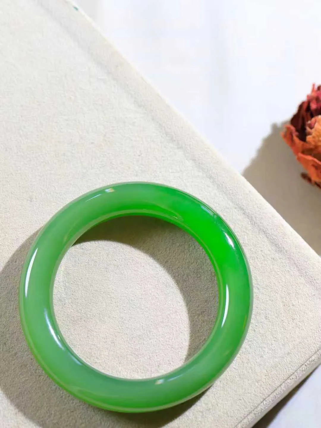 【悠悠芳华.镯】

典藏级臻品和田玉碧玉微猫眼圆条手镯 玉质温润 青葱岁月，尽收腕中，婉转流畅，凝岁月悠长。盈一眸恬淡，挽一抹绿意。重60克 内径53mm尺寸11.4-11.2mm561151913T