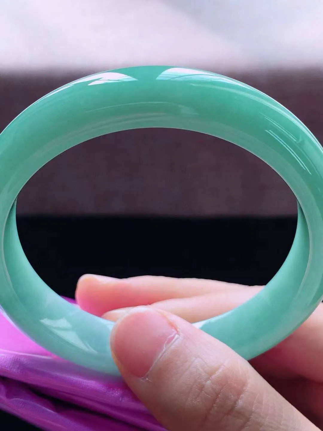 正圈56圈口，翡翠糯化种浅绿色手镯