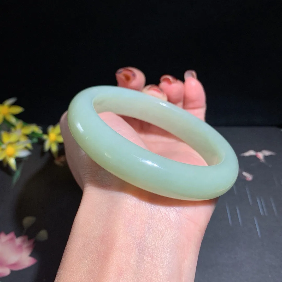 和田玉61圈口青白色手镯，玉质细腻油润 底色纯净 无裂无杂 脂粉好，品质好！