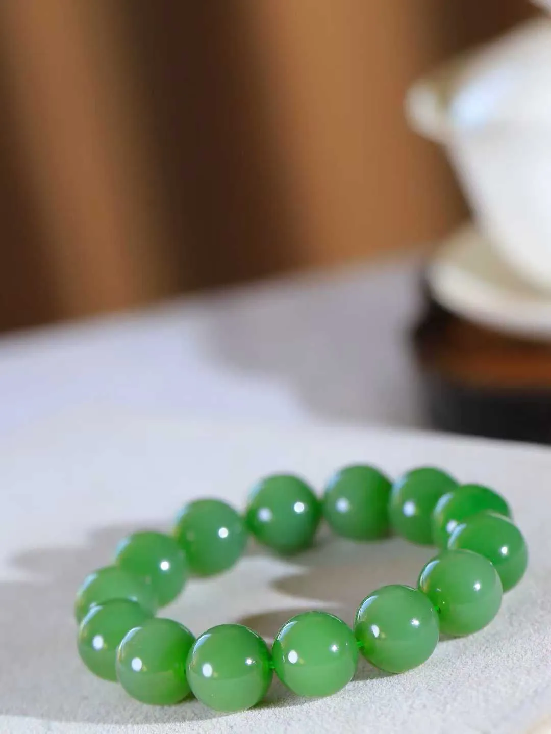 【珠圆玉润.手串】

精品和田玉碧玉珠圆玉润手串 玉质温润细腻  整串打磨圆润，佩戴舒适。珠珠落玉盘