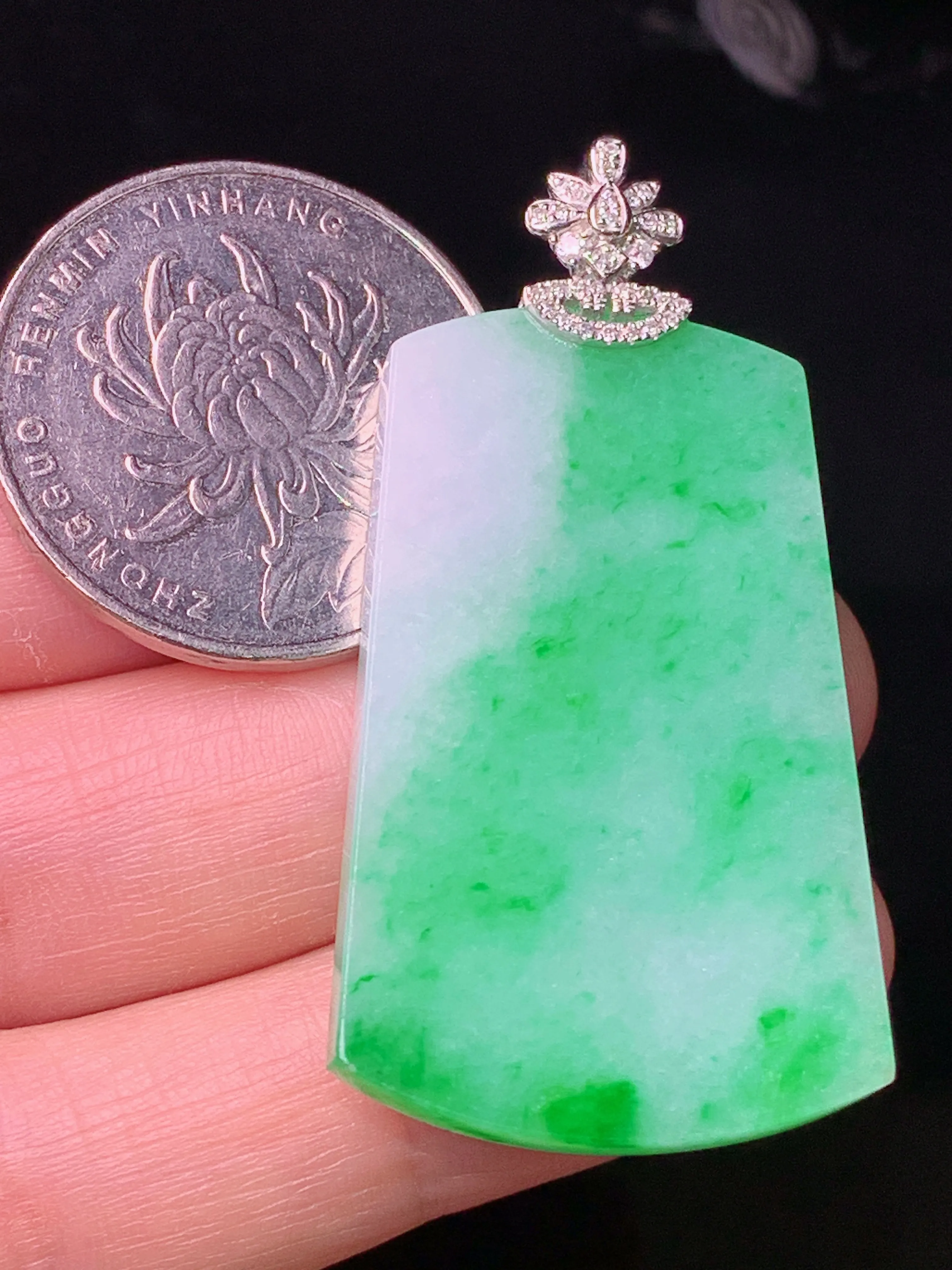 18k金钻镶嵌翠绿无事牌吊坠 玉质细腻 色泽艳丽清新 整体尺寸47.6*24.2*3.7