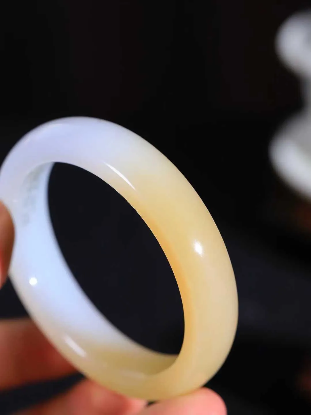 【暖玉生香·手镯】

精品️和田玉糖白玉手镯，质地油润细腻，色泽高贵典雅，镯型古朴典雅。在诗情画意的雨巷相遇，你是我腕间的一抹风情，有你眸有深情，清风荡漾湖间静水，我愿俯身低眉，在烟波涟漪处，寻你深情倩影。内径57mm 尺寸13.5-8.2mm 重58.6克451102032A