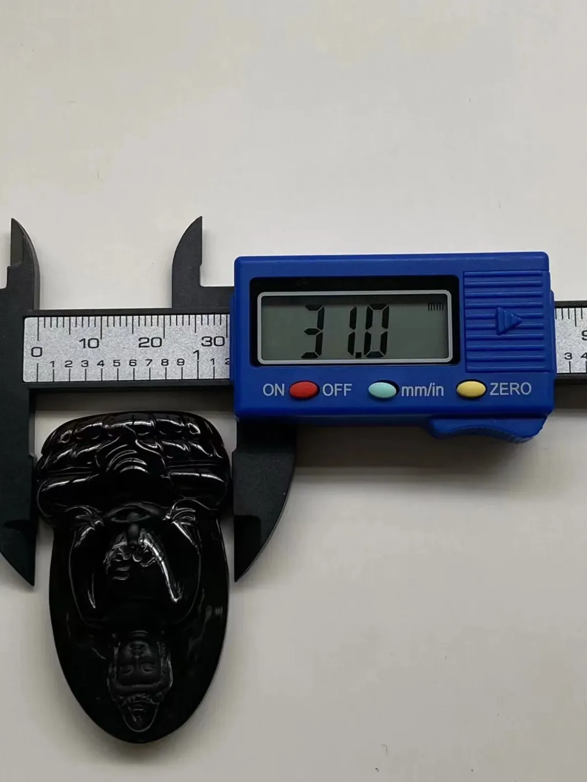 墨翠【素衣观音】细腻干净，黑度好，性价比高，雕工精湛，打灯透绿.