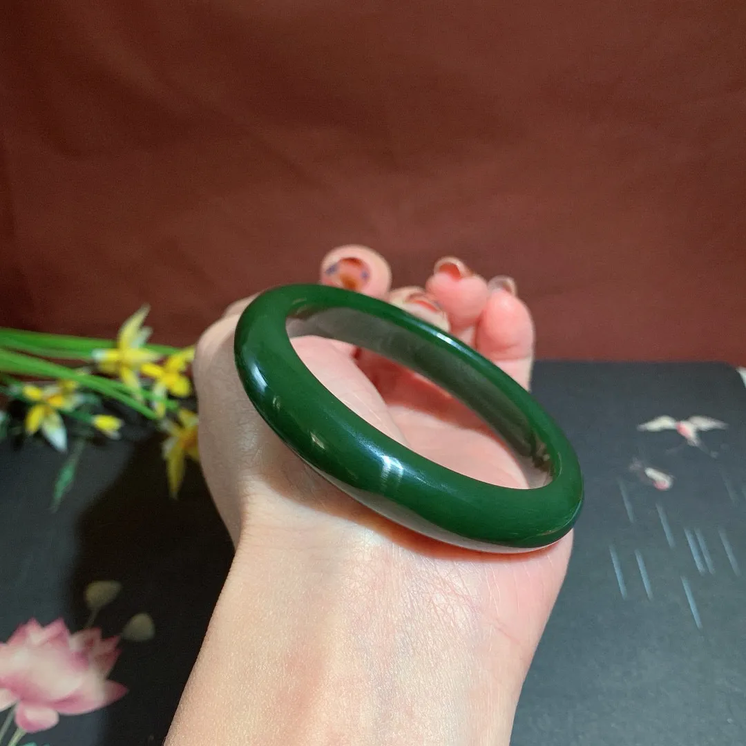 和田玉55圈口菠菜绿碧玉手镯，玉质细腻油润 底色纯净 无裂无杂 脂粉好，品质高