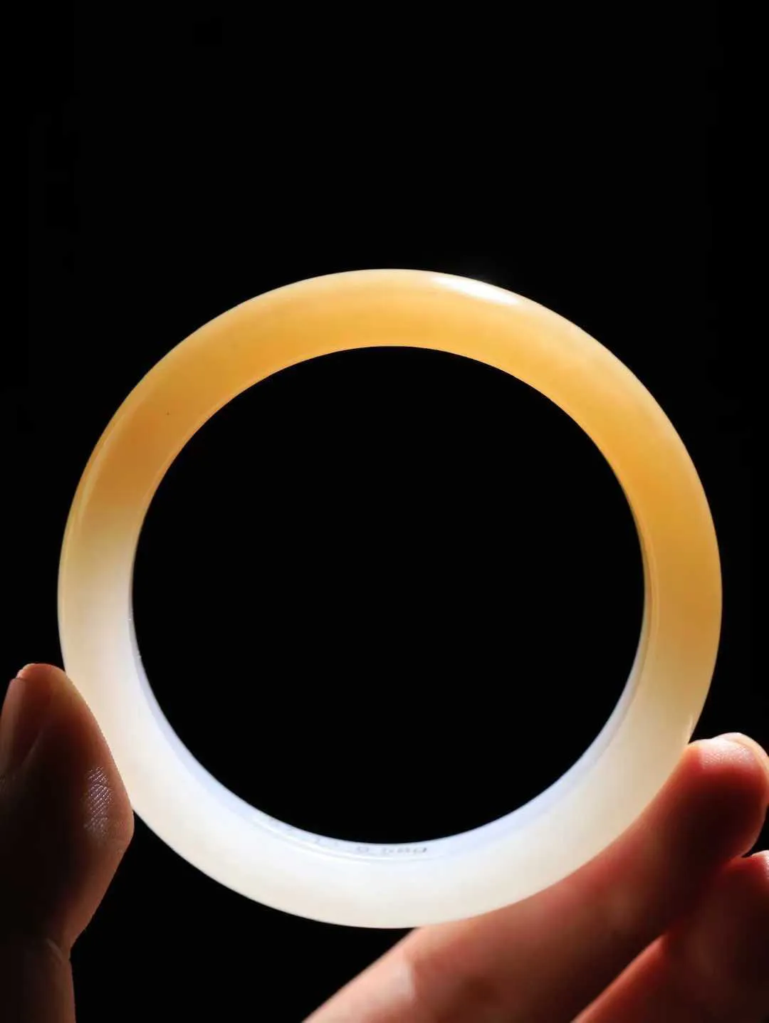 【暖玉生香·手镯】

精品️和田玉糖白玉手镯，质地油润细腻，色泽高贵典雅，镯型古朴典雅。在诗情画意的雨巷相遇，你是我腕间的一抹风情，有你眸有深情，清风荡漾湖间静水，我愿俯身低眉，在烟波涟漪处，寻你深情倩影。内径57mm 尺寸13.5-8.2mm 重58.6克451102032A