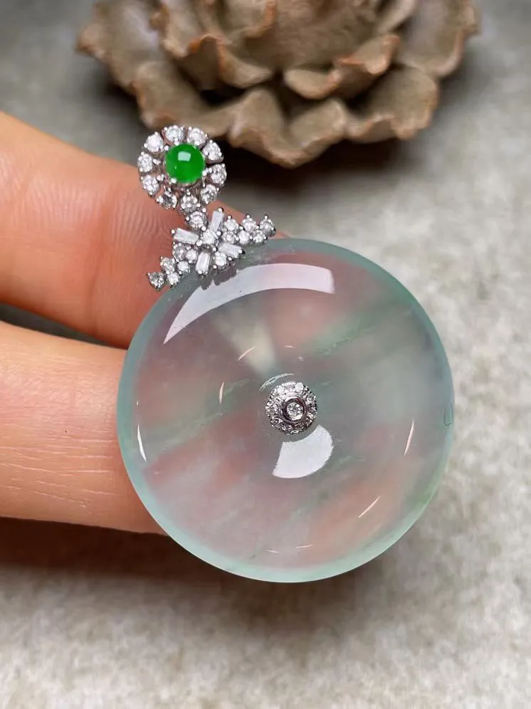 冰种飘绿平安扣吊坠、真金真钻镶嵌，种水好，玉质细腻 .裸石尺寸 26.9.