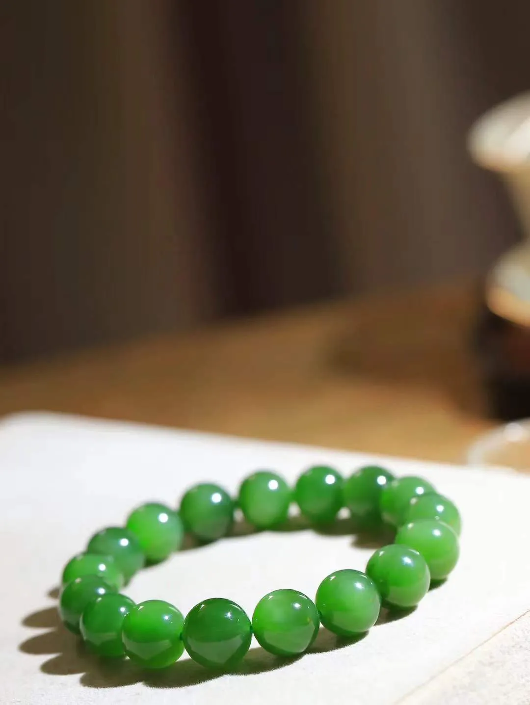 【珠圆玉润.手串】

精品和田玉碧玉微猫眼珠圆玉润手串 玉质温润细腻  整串打磨圆润，佩戴舒适。珠珠落玉盘，间关莺语花底滑，一生美好时光，无论身在何处，都有它相伴相守。事事顺遂，幸福美满，吉祥如意。重47.2克   尺寸取一11.4mm   FDL-691152700