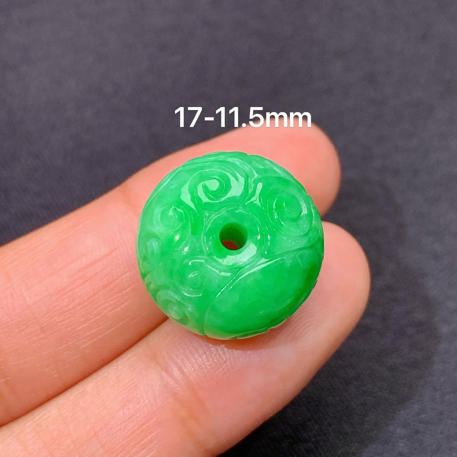 阳绿雕花平安扣，冰润色阳，玉质细腻，种水足 尺寸17*11.5