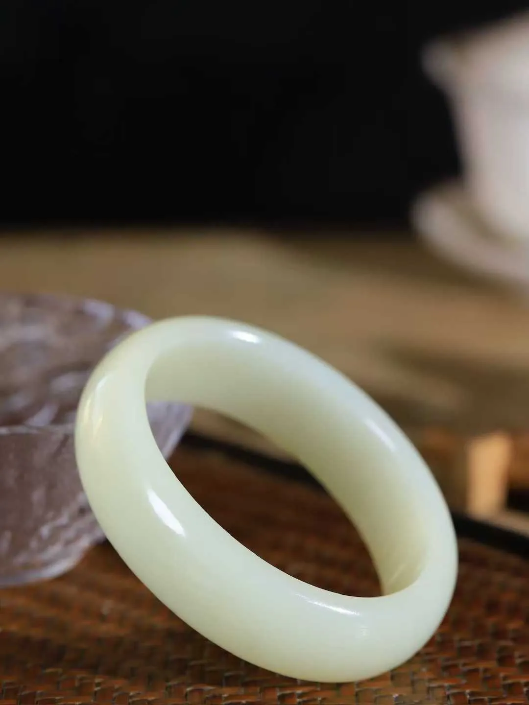 【贵妃镯.玉腕清响】    

精品和田玉贵妃镯，玉质温润细腻 油性十足 相传杨贵妃十分喜爱椭圆形态手镯，后人称其为贵妃镯。因其形与人手腕形相吻合，佩戴更服帖，别具妩媚风格。
重61.5克   内径52-47mm尺寸18.6-7.1mm   fDL-101101916