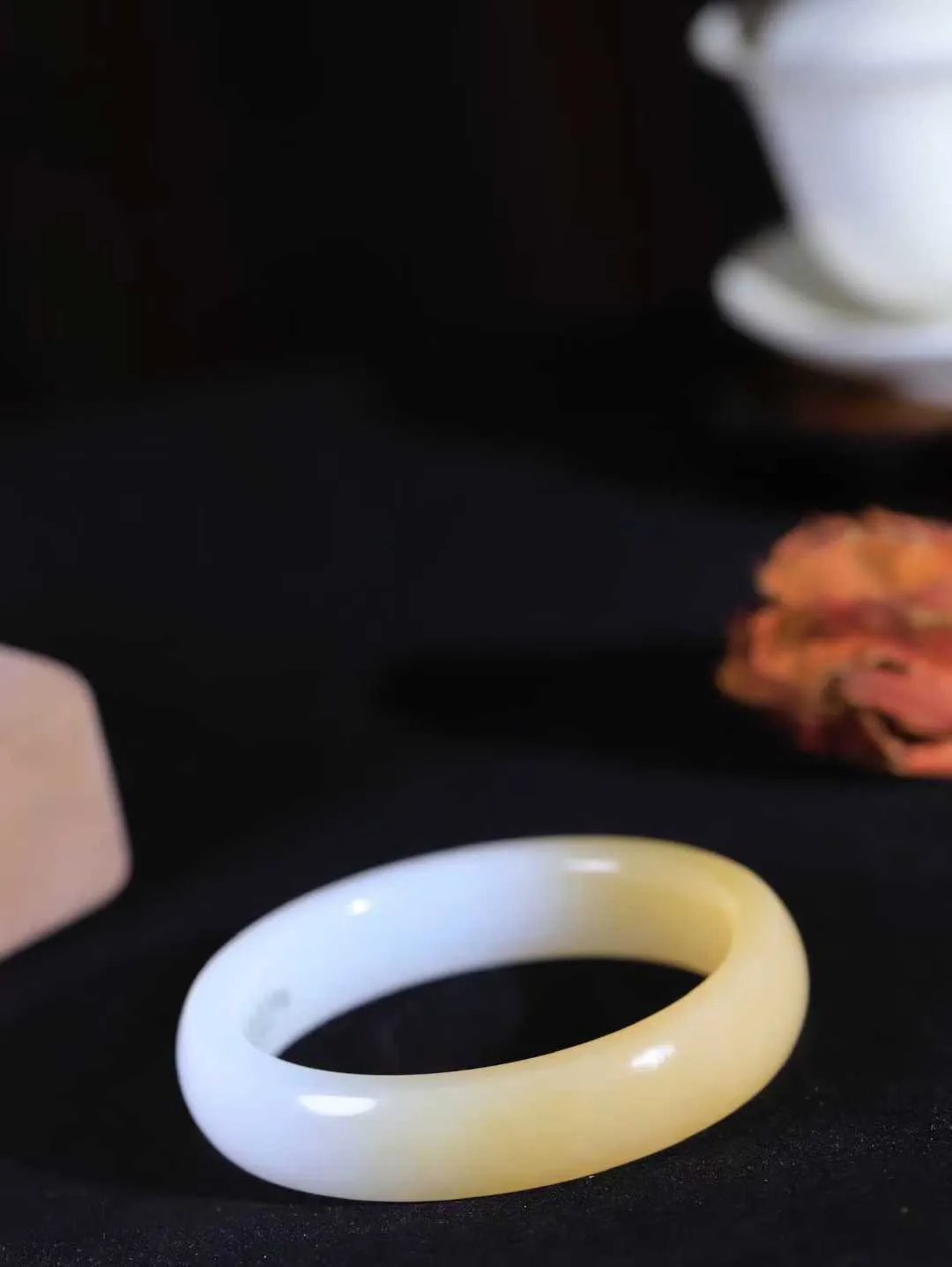 【暖玉生香·手镯】

精品️和田玉糖白玉手镯，质地油润细腻，色泽高贵典雅，镯型古朴典雅。在诗情画意